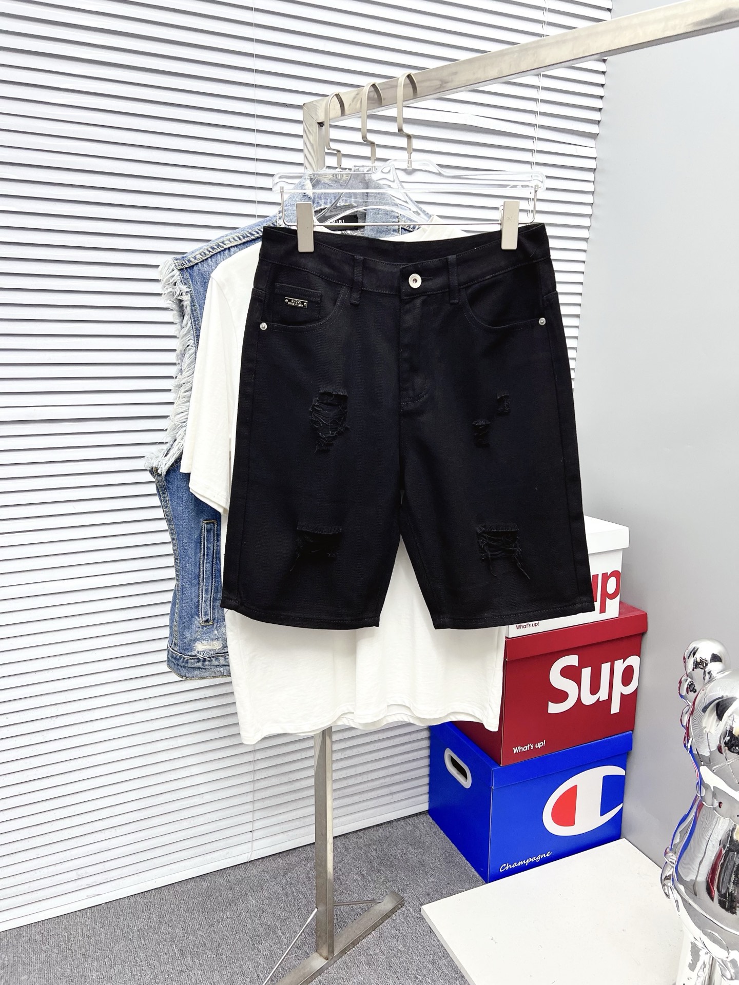 NO:777150,GUCCI 2026 European and American big brand new styles, denim shorts with classic and elegant tailoring design, micro-elastic cotton jeans, fashionable high-end products with excellent quality, summer must-have and versatile items. Size 29-38 No 35 37,,gucci,shorts,jeans,19860909GUCCI 古奇 2026欧美大牌新款,牛仔短裤经典大气的剪裁设计,微弹力纯棉牛仔裤、时尚高端产品质量超棒、夏季必备款百搭单品.码数29-38 无35 37,,gucci,shorts,jeans,,Men's clothing