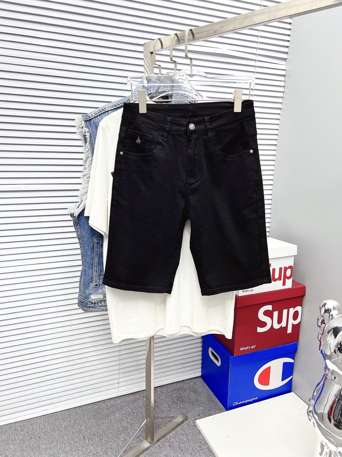 NO:526563,PRADA 2025ss summer new style original single high-end hot denim shorts super custom style original hardware super heavy industry craftsmanship excellent style, impeccable details!  The style is not picky, it is very high-end, and the good products are not waiting for everyone. Take a look at it and start quickly. Size 29-38 (not 35, 37), prada, prada, shorts, alexander wang19860909PRADA 普拉达 2025ss夏季新款原单高档爆款牛仔短裤 超级定制款 原版五金 超级重工工艺 版型超赞,细节做工无可挑剔！款式不挑人,特别高档,好货不等人,看中赶紧下手,尺码29-38（没35、37）,,prada,prada,shorts,alexander wang,Men's clothing