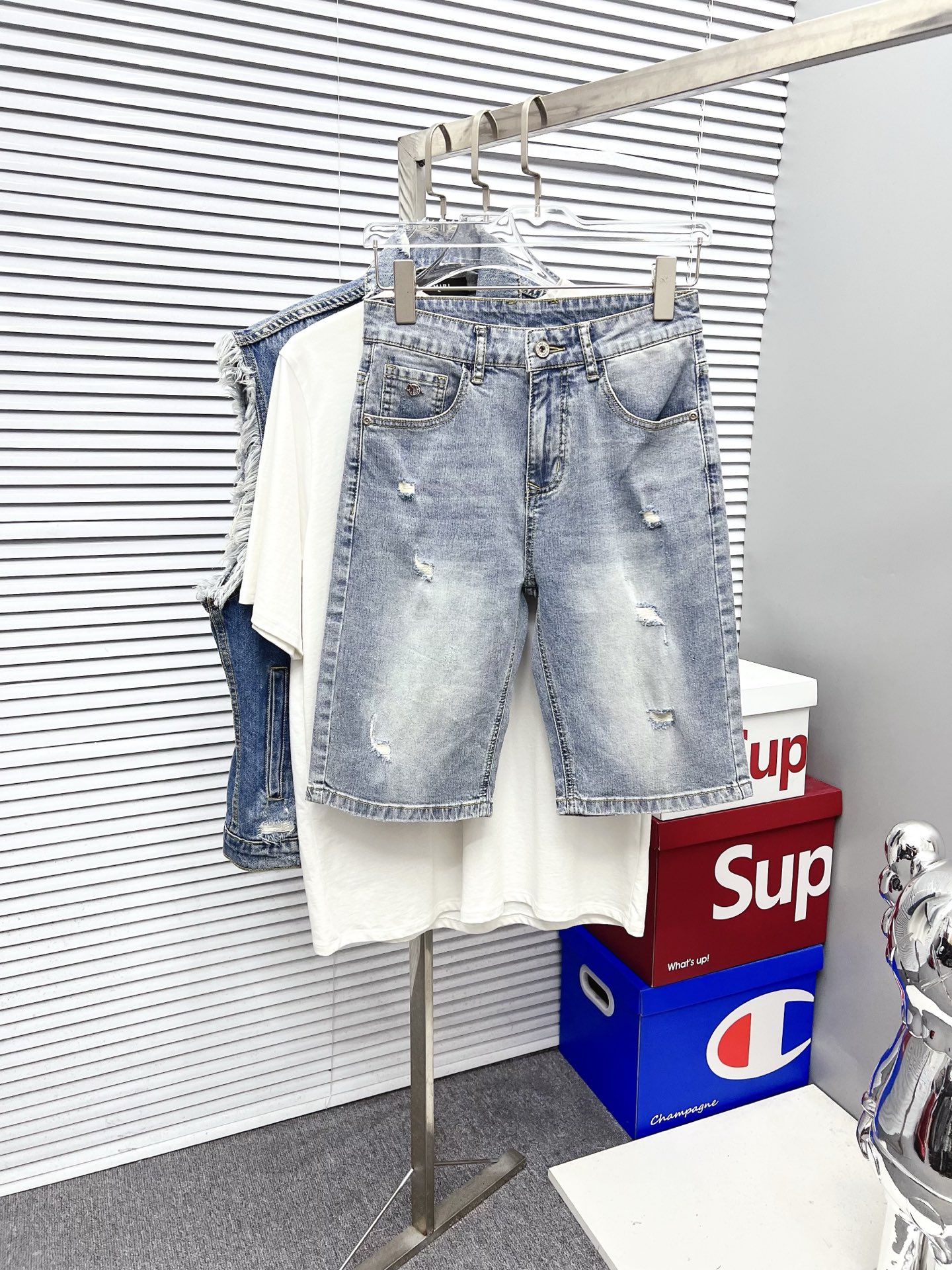 NO:526555,Dior 2025ss summer new style original single high-end hot denim shorts super custom style original hardware super heavy industry craftsmanship excellent style, impeccable details!  The style is not picky, it is very high-end, and the good products are not waiting for everyone. Take a look at it and start quickly. Size 29-38 (not 35, 37), dior, dior, shorts, alexander wang19860909Dior 迪奥 2025ss夏季新款原单高档爆款牛仔短裤 超级定制款 原版五金 超级重工工艺 版型超赞,细节做工无可挑剔！款式不挑人,特别高档,好货不等人,看中赶紧下手,尺码29-38（没35、37）,,dior,dior,shorts,alexander wang,Men's clothing