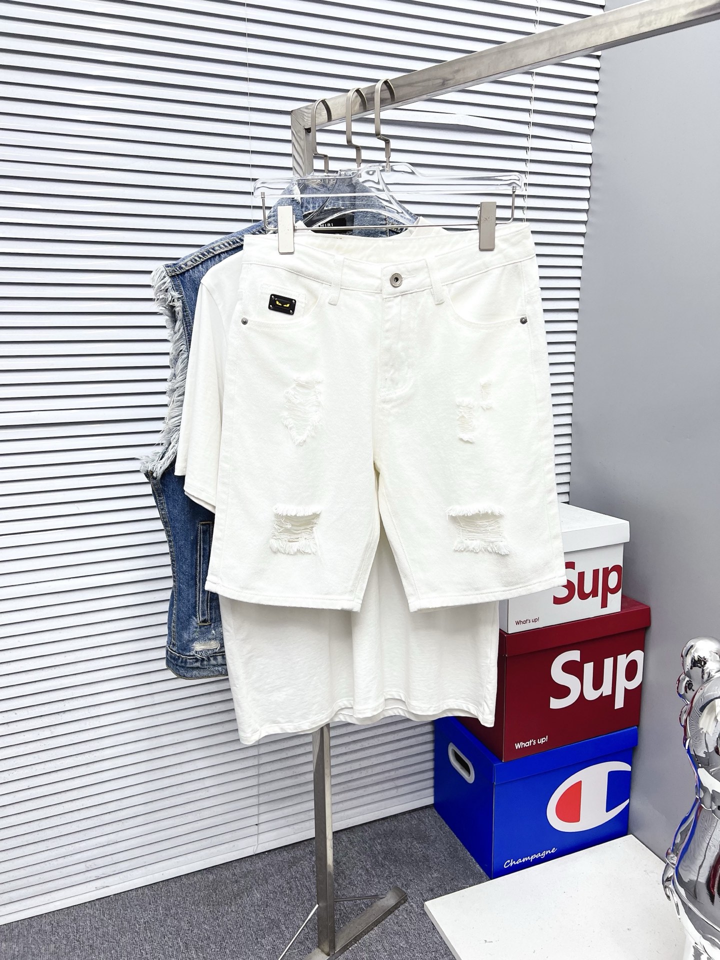 NO:526553,FENDI 2025ss summer new style original single high-end hot denim shorts super custom style original hardware super heavy industry craftsmanship excellent style, impeccable details!  The style is not picky, it is very high-end, and the good products are not waiting for everyone. Take a look at it and start quickly. Size 29-38 (not 35, 37), fendi, fendi, shorts, alexander wang19860909FENDI 芬迪 2025ss夏季新款原单高档爆款牛仔短裤 超级定制款 原版五金 超级重工工艺 版型超赞,细节做工无可挑剔！款式不挑人,特别高档,好货不等人,看中赶紧下手,尺码29-38（没35、37）,,fendi,fendi,shorts,alexander wang,Men's clothing