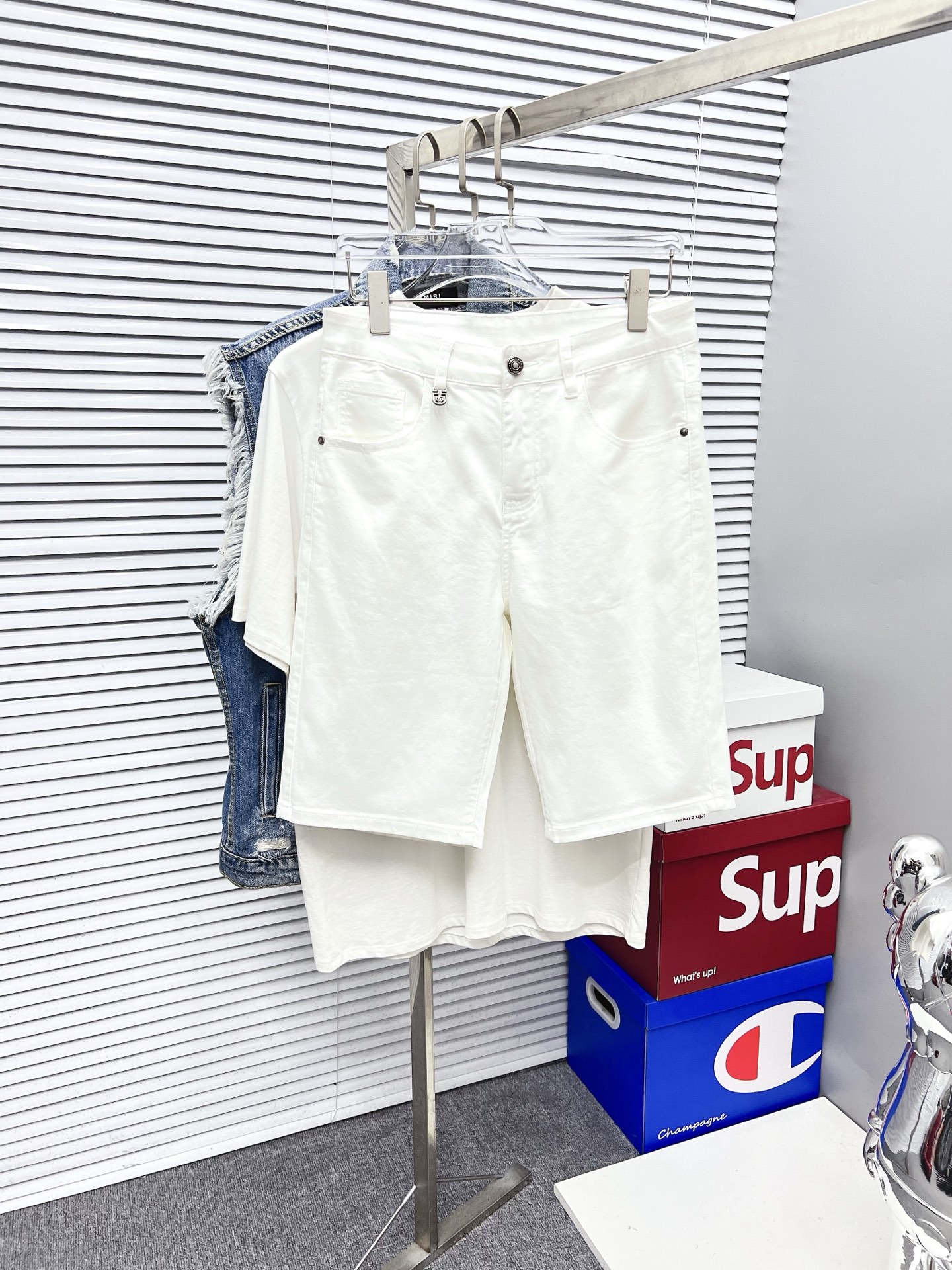 NO:526557,GUCCI 2025ss summer new style original single high-end hot denim shorts super custom style original hardware super heavy industry craftsmanship excellent style, impeccable details!  The style is not picky, it is very high-end, and the good products are not waiting for everyone. Take a look at it and start quickly. Size 29-38 (not 35, 37), gucci, shorts, alexander wang19860909GUCCI 古奇 2025ss夏季新款原单高档爆款牛仔短裤 超级定制款 原版五金 超级重工工艺 版型超赞,细节做工无可挑剔！款式不挑人,特别高档,好货不等人,看中赶紧下手,尺码29-38（没35、37）,,gucci,shorts,alexander wang,Men's clothing