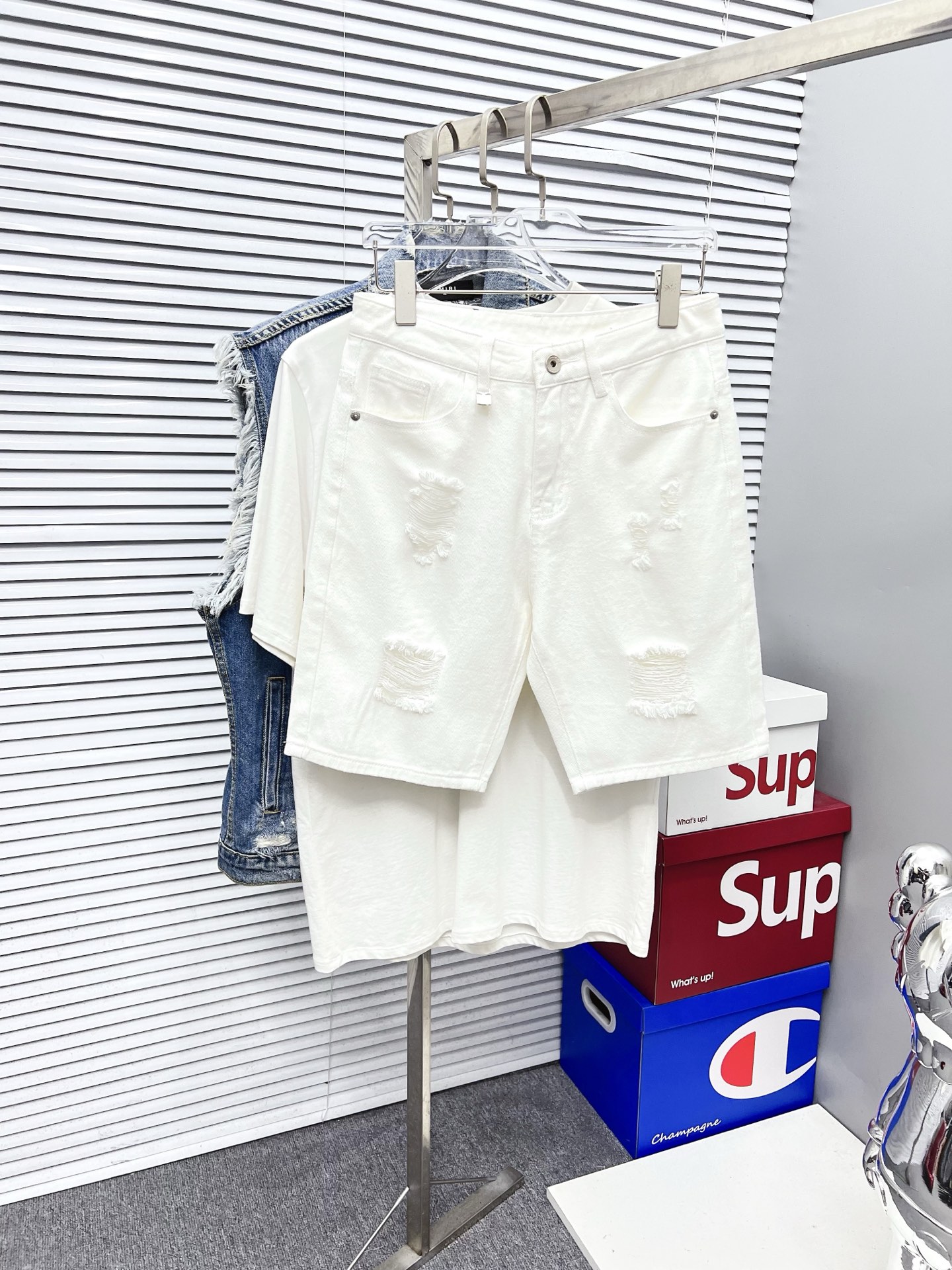 NO:526567,Hermes 2025ss summer new style original single high-end hot denim shorts super custom style original hardware super heavy industry craftsmanship excellent style, impeccable details!  The style is not picky, it is very high-end, and the good products are not waiting for everyone. Take a look at it and start quickly. Size 29-38 (not 35, 37), hermes, shorts, alexander wang19860909爱马仕 2025ss夏季新款原单高档爆款牛仔短裤 超级定制款 原版五金 超级重工工艺 版型超赞,细节做工无可挑剔！款式不挑人,特别高档,好货不等人,看中赶紧下手,尺码29-38（没35、37）,,hermes,shorts,alexander wang,Men's clothing