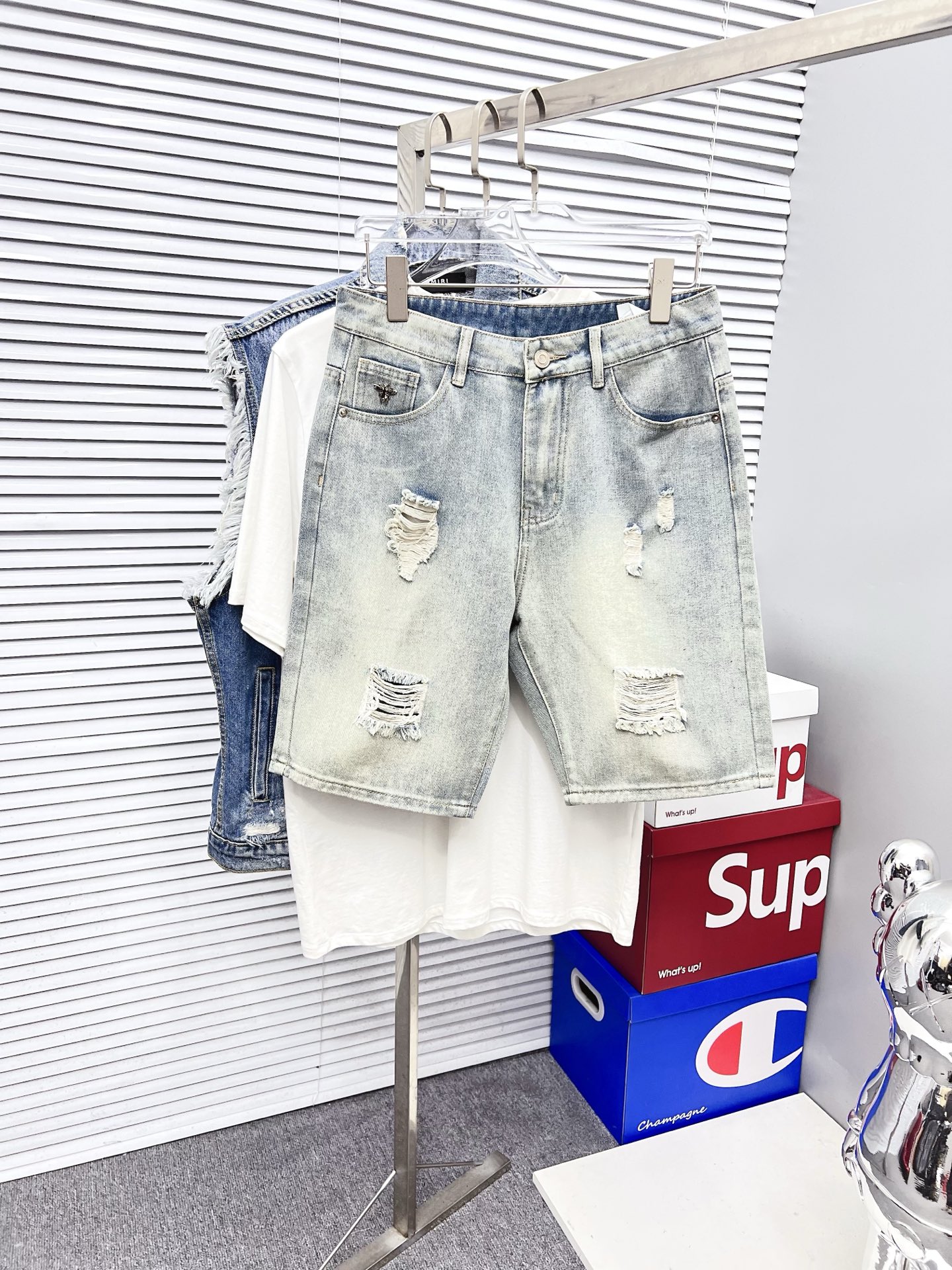 NO:526559,Dior 2025ss summer new style original single high-end hot denim shorts super custom style original hardware super heavy industry craftsmanship excellent style, impeccable details!  The style is not picky, it is very high-end, and the good products are not waiting for everyone. Take a look at it and start quickly. Size 29-38 (not 35, 37), dior, dior, shorts, alexander wang19860909Dior 迪奥 2025ss夏季新款原单高档爆款牛仔短裤 超级定制款 原版五金 超级重工工艺 版型超赞,细节做工无可挑剔！款式不挑人,特别高档,好货不等人,看中赶紧下手,尺码29-38（没35、37）,,dior,dior,shorts,alexander wang,Men's clothing