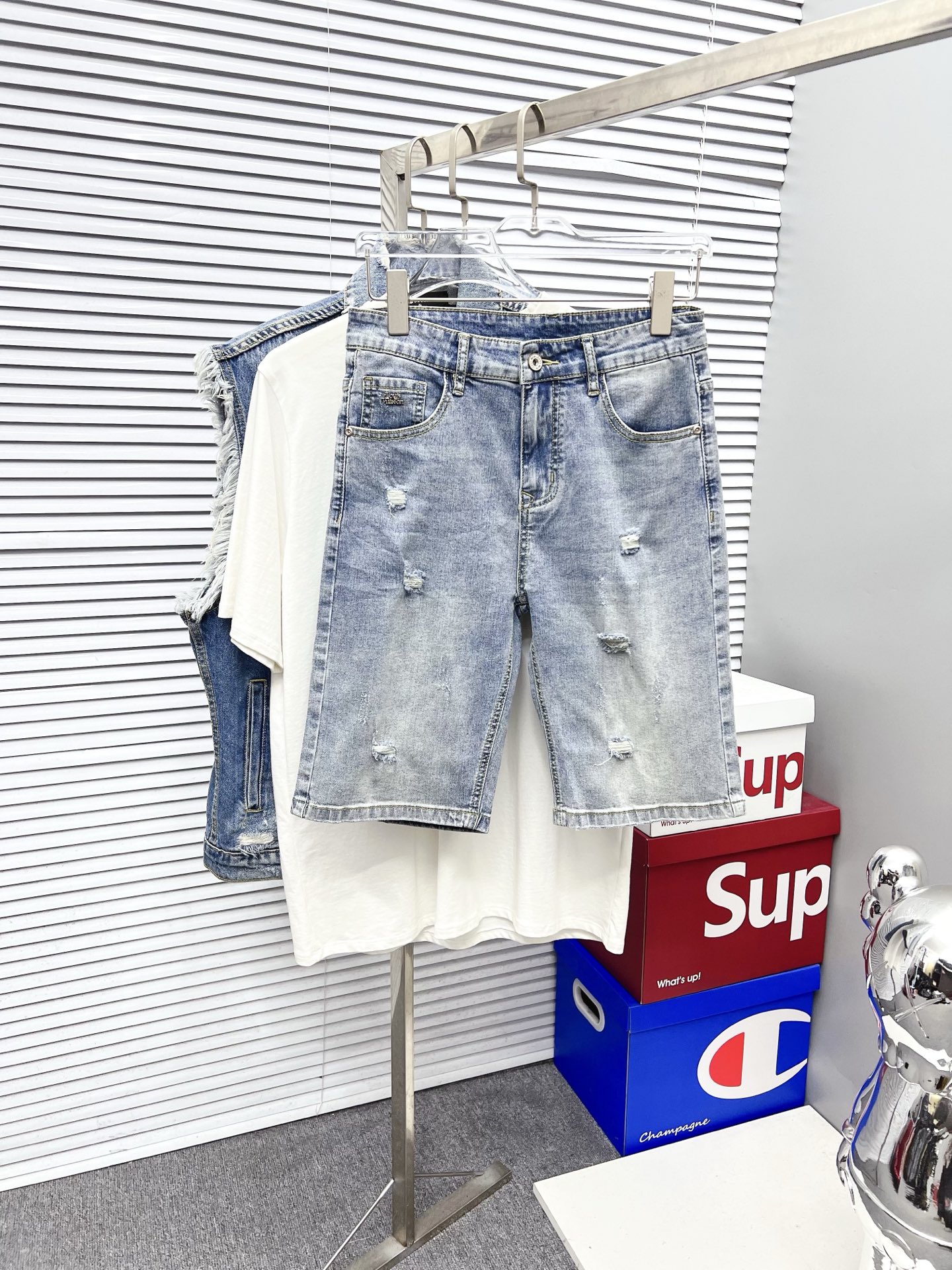 NO:526561,LV 2025ss summer new style original single high-end hot denim shorts super custom style original hardware super heavy industry craftsmanship excellent style, impeccable details!  The style is not picky, it is very high-end, and the good products are not waiting for everyone. Take a look at it and start quickly. Size 29-38 (not 35, 37), louis vuitton, shorts, alexander wang19860909LV 2025ss夏季新款原单高档爆款牛仔短裤 超级定制款 原版五金 超级重工工艺 版型超赞,细节做工无可挑剔！款式不挑人,特别高档,好货不等人,看中赶紧下手,尺码29-38（没35、37）,,louis vuitton,shorts,alexander wang,Men's clothing