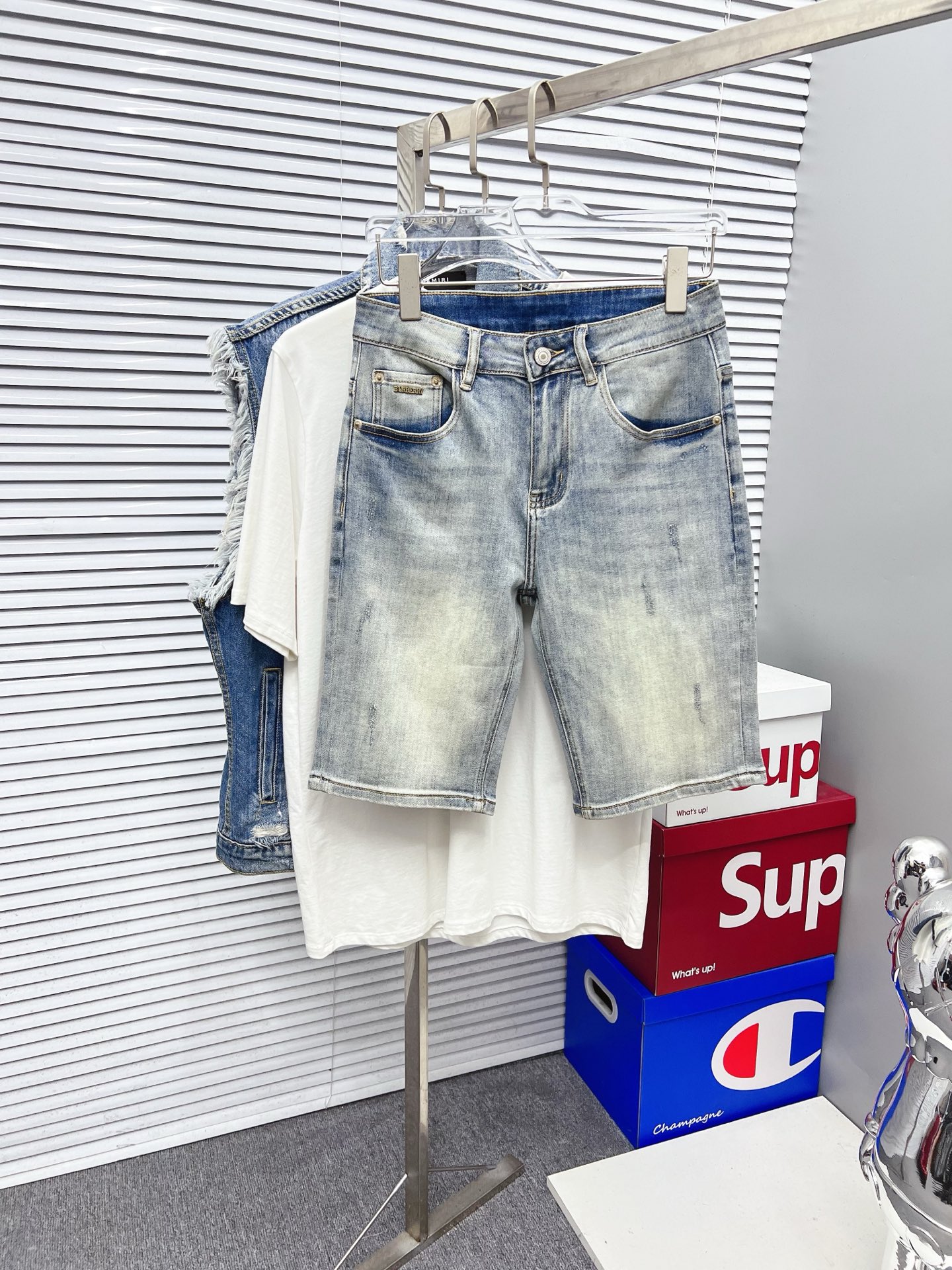 NO:526565,Burberry 2025ss summer new style original single high-end hot denim shorts super customized model original hardware super heavy industry craftsmanship excellent style, impeccable details!  The style is not picky, it is very high-end, and the good products are not waiting for everyone. Take a look at it and start quickly. Size 29-38 (not 35, 37), burberry, burberry, shorts, alexander wang19860909Burberry 巴宝莉 2025ss夏季新款原单高档爆款牛仔短裤 超级定制款 原版五金 超级重工工艺 版型超赞,细节做工无可挑剔！款式不挑人,特别高档,好货不等人,看中赶紧下手,尺码29-38（没35、37）,,burberry,burberry,shorts,alexander wang,Men's clothing