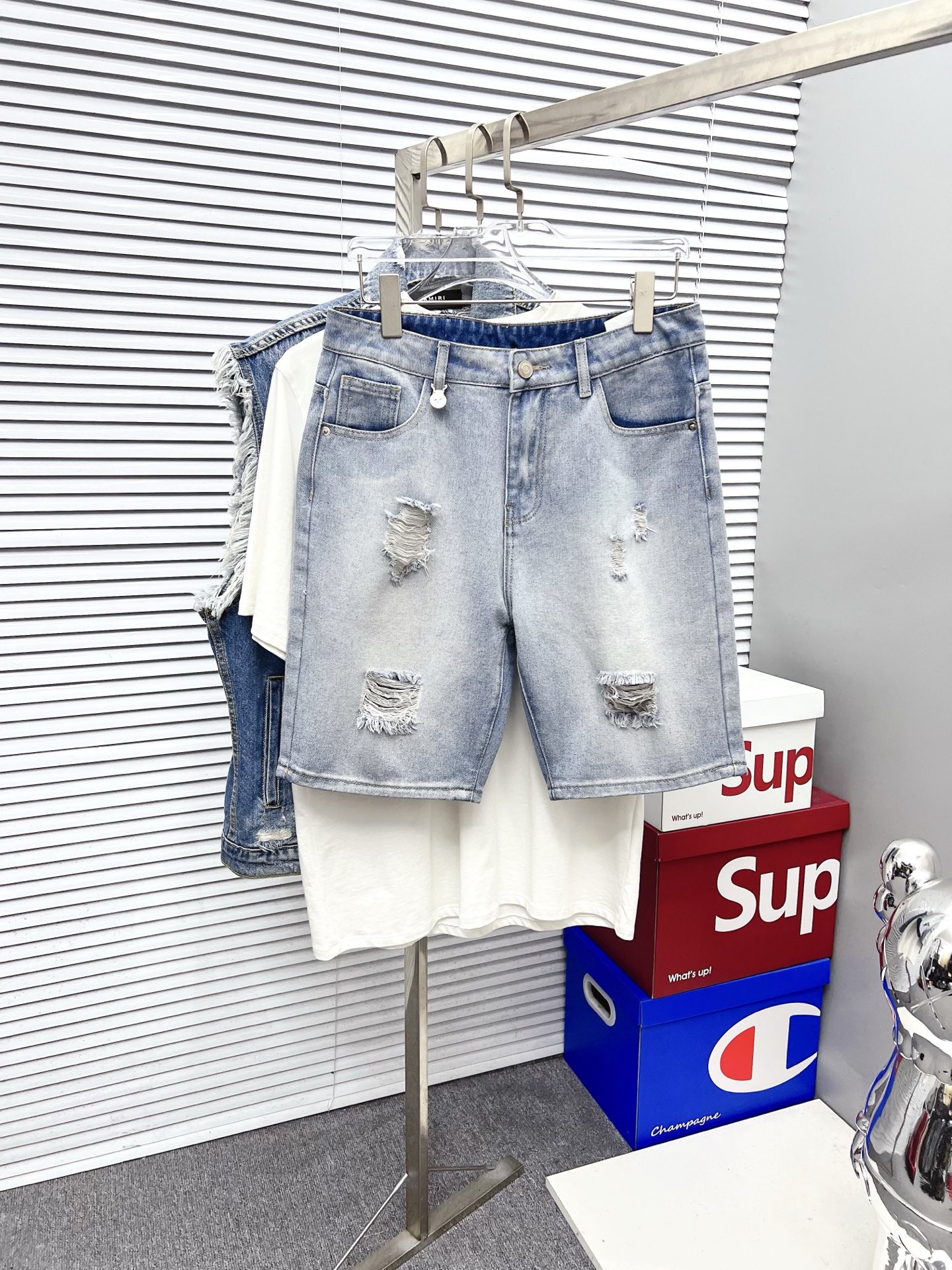 NO:526569,Versace 2025ss summer new style original single high-end hot denim shorts super custom style original hardware super heavy industry craftsmanship excellent style, impeccable details!  The style is not picky, it is very high-end, and the good products are not waiting for everyone. Take a look at it and start quickly. Size 29-38 (not 35, 37), versace, shorts, alexander wang19860909范思哲 2025ss夏季新款原单高档爆款牛仔短裤 超级定制款 原版五金 超级重工工艺 版型超赞,细节做工无可挑剔！款式不挑人,特别高档,好货不等人,看中赶紧下手,尺码29-38（没35、37）,,versace,shorts,alexander wang,Men's clothing