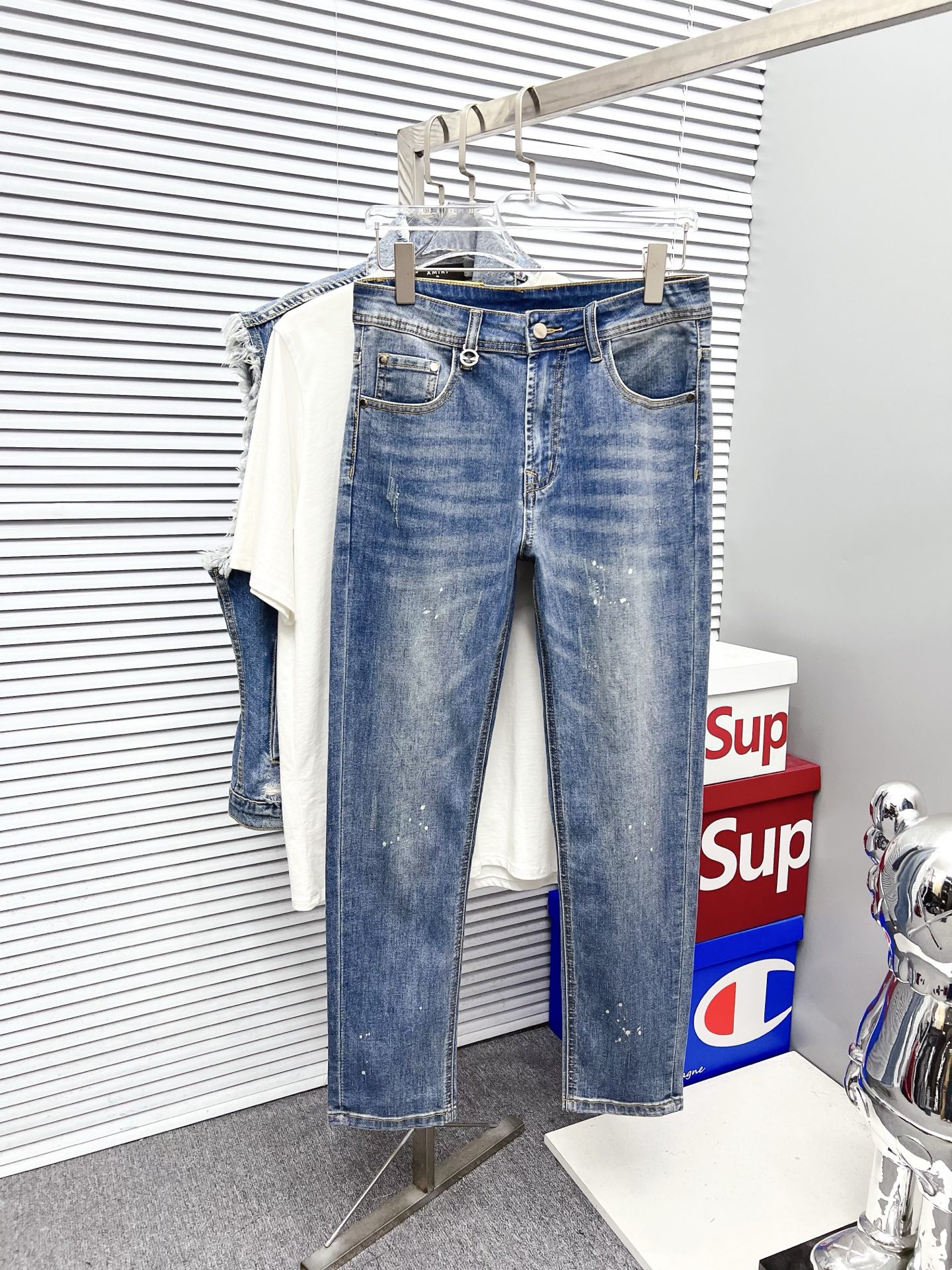 NO:550898,FENDI Fendi Men's Denim Jeans, Official Announcement Album Poster Style!  High-grade imported denim raw color fabrics are supplied to customers, and the pure 13oz denim fabrics from Okayama, Japan are specially selected. Heavy-duty environmentally friendly plant enzyme washing process is used. The texture has a light retro color, which is quite beautiful and is very suitable for autumn and winter color matching. The fabric is soft and delicate after washing, but has strong bones and a slight stretch, providing an excellent comfortable experience. There is no damage from any technological elements throughout the body, retaining the purest tannin color!  The details throughout the body are perfect, exquisite and sophisticated. The latest leather label on the waist highlights the brand's characteristics. The hardware accessories, leather label and wiring all reflect the craftsmanship!  The silhouette is perfectly tailored and has excellent butt lift and slimming effect. It can be easily matched with any top in the wardrobe. It has wide compatibility and is suitable for various daily wear. The upper body is full of style. It is a must-have trousers for those who are obsessed with quality control and 1V!  Size 29-38 (not 35.37),,fendi,fendi,jeans,alexander wang19860909FENDI 芬迪 男士丹宁牛仔裤,官宣画册海报穿搭款！ 客供高级进口的丹宁原色面料,特选日本冈山纯正13oz 盎司牛仔布料,重磅环保植物酵素水洗工艺,肌理有着淡淡的复古色彩,相当漂亮,极符合秋冬的配色,面料经过水洗后柔软细腻,但筋骨感极强,且略带弹力,提供了绝佳的舒适体验,通身无任何工艺元素破坏,保留了最纯粹的丹宁本色！通身细节完美如斯,精湛且考究,最新的腰部皮标彰显了品牌特质,五金配件、皮标、走线无不体现出匠心工艺！版型剪裁完美,提臀修身效果绝佳,可轻松横扫衣橱任何的上装搭配,兼容性广泛,满足于日常各种穿搭,上身型款十足,于品质控及1V迷控者必入型裤装！ 尺码29—38（没35.37）,,fendi,fendi,jeans,alexander wang,Men's clothing