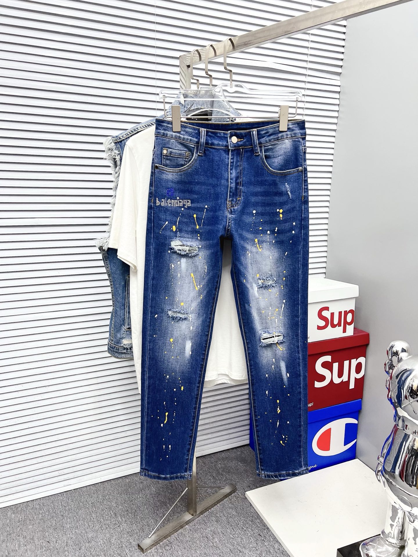 NO:550901,Balenciaga men's denim jeans, official album poster outfit style!  Customer-supplied high-quality imported denim original color fabric, specially selected Japanese Okayama pure 13oz ounce denim fabric, heavy environmentally friendly plant enzyme washing process, the texture has a light retro color, which is quite beautiful, and is very suitable for the autumn and winter color matching. The fabric is soft and delicate after washing, but has a strong bones and a little elastic, providing an excellent comfort experience. There is no damage to any craft elements throughout the body, retaining the purest tannin color!  The whole body details are so perfect, exquisite and exquisite. The latest waist leather marks highlight the brand's characteristics, and hardware accessories, leather marks, and wiring all reflect craftsmanship!  The style is perfectly tailored, and the hip lifting effect is excellent. It can easily sweep any top matching in the wardrobe. It has extensive compatibility and is satisfied with various daily outfits. It has a lot of upper body styles and must-have trousers for quality control and 1V masturbation control!  Size 29-40 (no 35.37), balenciaga, jeans, alexander wang19860909巴黎世家 男士丹宁牛仔裤,官宣画册海报穿搭款！ 客供高级进口的丹宁原色面料,特选日本冈山纯正13oz 盎司牛仔布料,重磅环保植物酵素水洗工艺,肌理有着淡淡的复古色彩,相当漂亮,极符合秋冬的配色,面料经过水洗后柔软细腻,但筋骨感极强,且略带弹力,提供了绝佳的舒适体验,通身无任何工艺元素破坏,保留了最纯粹的丹宁本色！通身细节完美如斯,精湛且考究,最新的腰部皮标彰显了品牌特质,五金配件、皮标、走线无不体现出匠心工艺！版型剪裁完美,提臀修身效果绝佳,可轻松横扫衣橱任何的上装搭配,兼容性广泛,满足于日常各种穿搭,上身型款十足,于品质控及1V迷控者必入型裤装！ 尺码29—40（没35.37）,,balenciaga,jeans,alexander wang,Men's clothing