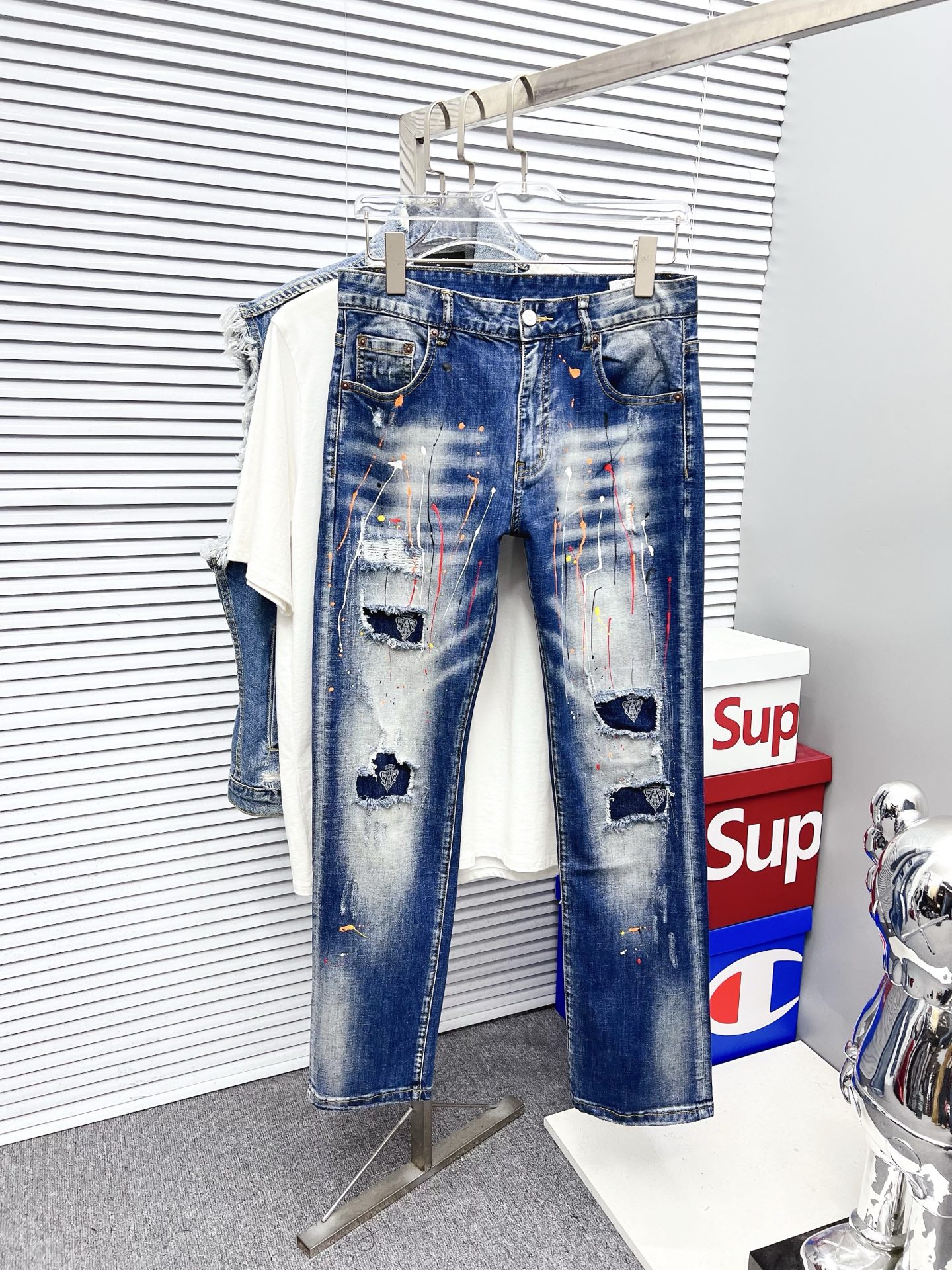 NO:550904,GUCCI Men's denim jeans, official album poster outfit style!  Customer-supplied high-quality imported denim original color fabric, specially selected Japanese Okayama pure 13oz ounce denim fabric, heavy environmentally friendly plant enzyme washing process, the texture has a light retro color, which is quite beautiful, and is very suitable for the autumn and winter color matching. The fabric is soft and delicate after washing, but has a strong bones and a little elastic, providing an excellent comfort experience. There is no damage to any craft elements throughout the body, retaining the purest tannin color!  The whole body details are so perfect, exquisite and exquisite. The latest waist leather marks highlight the brand's characteristics, and hardware accessories, leather marks, and wiring all reflect craftsmanship!  The style is perfectly tailored, and the hip lifting effect is excellent. It can easily sweep any top matching in the wardrobe. It has extensive compatibility and is satisfied with various daily outfits. It has a lot of upper body styles and must-have trousers for quality control and 1V masturbation control!  Size 29-40 (no 35.37), gucci, jeans, alexander wang19860909GUCCI 古奇 男士丹宁牛仔裤,官宣画册海报穿搭款！ 客供高级进口的丹宁原色面料,特选日本冈山纯正13oz 盎司牛仔布料,重磅环保植物酵素水洗工艺,肌理有着淡淡的复古色彩,相当漂亮,极符合秋冬的配色,面料经过水洗后柔软细腻,但筋骨感极强,且略带弹力,提供了绝佳的舒适体验,通身无任何工艺元素破坏,保留了最纯粹的丹宁本色！通身细节完美如斯,精湛且考究,最新的腰部皮标彰显了品牌特质,五金配件、皮标、走线无不体现出匠心工艺！版型剪裁完美,提臀修身效果绝佳,可轻松横扫衣橱任何的上装搭配,兼容性广泛,满足于日常各种穿搭,上身型款十足,于品质控及1V迷控者必入型裤装！ 尺码29—40（没35.37）,,gucci,jeans,alexander wang,Men's clothing