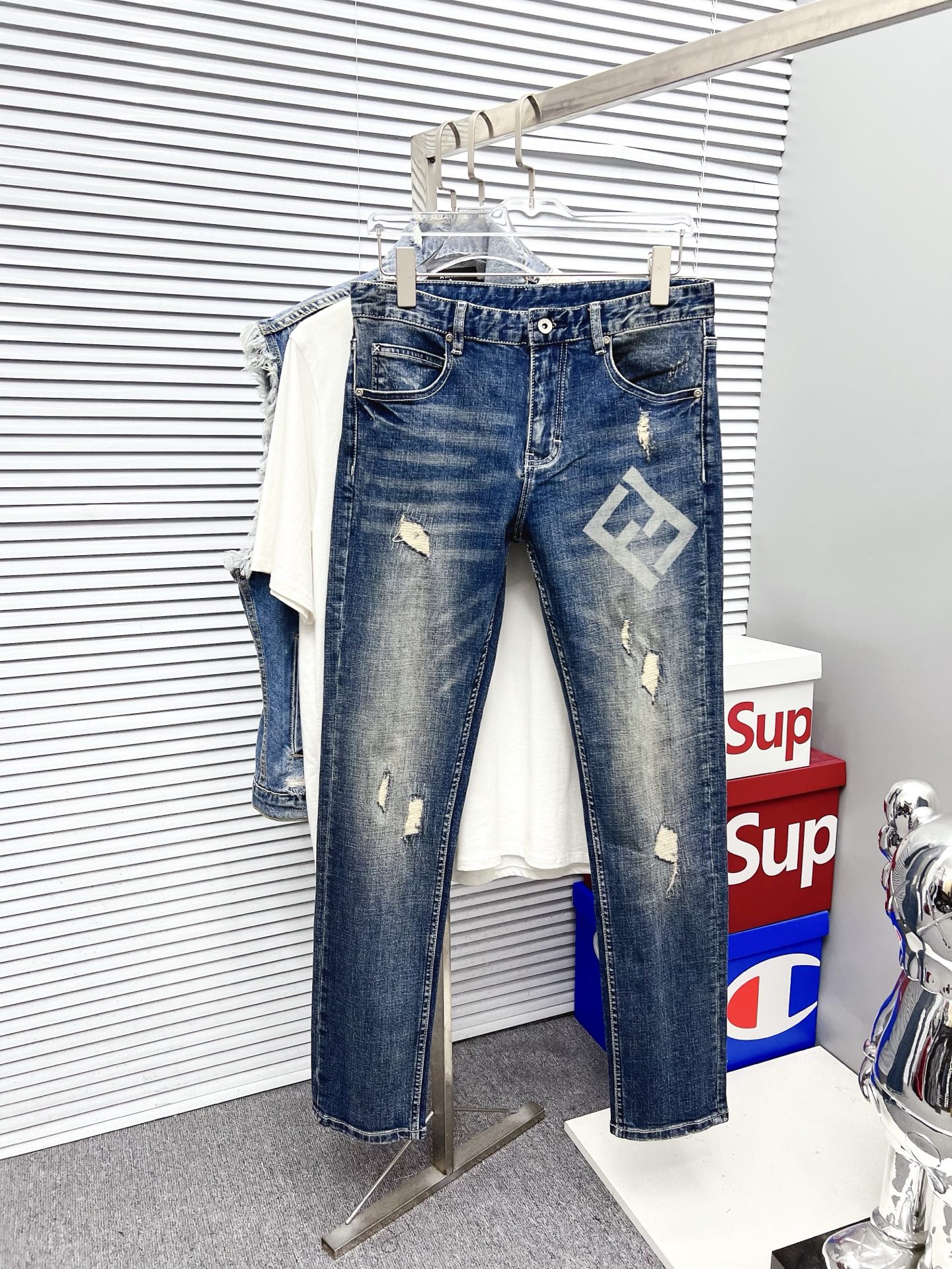 NO:550878,FENDI Men's denim jeans, official album poster outfit style!  Customer-supplied high-quality imported denim original color fabric, specially selected Japanese Okayama pure 13oz ounce denim fabric, heavy environmentally friendly plant enzyme washing process, the texture has a light retro color, which is quite beautiful, and is very suitable for the autumn and winter color matching. The fabric is soft and delicate after washing, but has a strong bones and a little elastic, providing an excellent comfort experience. There is no damage to any craft elements throughout the body, retaining the purest tannin color!  The whole body details are so perfect, exquisite and exquisite. The latest waist leather marks highlight the brand's characteristics, and hardware accessories, leather marks, and wiring all reflect craftsmanship!  The style is perfectly tailored, and the hip lifting effect is excellent. It can easily sweep any top matching in the wardrobe. It has extensive compatibility and is satisfied with various daily outfits. It has a lot of upper body styles and must-have trousers for quality control and 1V masturbation control!  Size 29-40 (no 35.37), fendi, fendi, jeans, alexander wang19860909FENDI 芬迪 男士丹宁牛仔裤,官宣画册海报穿搭款！ 客供高级进口的丹宁原色面料,特选日本冈山纯正13oz 盎司牛仔布料,重磅环保植物酵素水洗工艺,肌理有着淡淡的复古色彩,相当漂亮,极符合秋冬的配色,面料经过水洗后柔软细腻,但筋骨感极强,且略带弹力,提供了绝佳的舒适体验,通身无任何工艺元素破坏,保留了最纯粹的丹宁本色！通身细节完美如斯,精湛且考究,最新的腰部皮标彰显了品牌特质,五金配件、皮标、走线无不体现出匠心工艺！版型剪裁完美,提臀修身效果绝佳,可轻松横扫衣橱任何的上装搭配,兼容性广泛,满足于日常各种穿搭,上身型款十足,于品质控及1V迷控者必入型裤装！ 尺码29—40（没35.37）,,fendi,fendi,jeans,alexander wang,Men's clothing