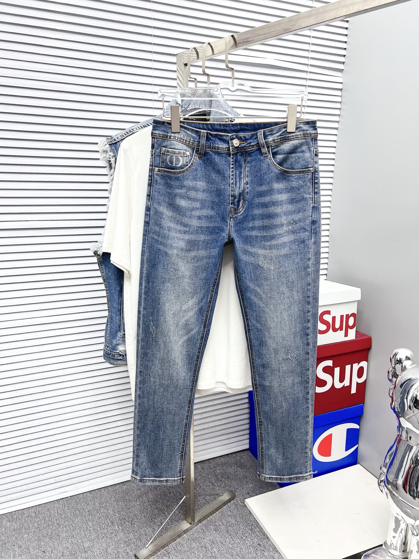 NO:550881,Dior men's denim jeans, official album poster outfit style!  Customer-supplied high-quality imported denim original color fabric, specially selected Japanese Okayama pure 13oz ounce denim fabric, heavy environmentally friendly plant enzyme washing process, the texture has a light retro color, which is quite beautiful, and is very suitable for the autumn and winter color matching. The fabric is soft and delicate after washing, but has a strong bones and a little elastic, providing an excellent comfort experience. There is no damage to any craft elements throughout the body, retaining the purest tannin color!  The whole body details are so perfect, exquisite and exquisite. The latest waist leather marks highlight the brand's characteristics, and hardware accessories, leather marks, and wiring all reflect craftsmanship!  The style is perfectly tailored, and the hip lifting effect is excellent. It can easily sweep any top matching in the wardrobe. It has extensive compatibility and is satisfied with various daily outfits. It has a lot of upper body styles and must-have trousers for quality control and 1V masturbation control!  Size 29-40 (no 35.37), Dior, Dior, Jeans, Alexander wang19860909Dior 迪奥 男士丹宁牛仔裤,官宣画册海报穿搭款！ 客供高级进口的丹宁原色面料,特选日本冈山纯正13oz 盎司牛仔布料,重磅环保植物酵素水洗工艺,肌理有着淡淡的复古色彩,相当漂亮,极符合秋冬的配色,面料经过水洗后柔软细腻,但筋骨感极强,且略带弹力,提供了绝佳的舒适体验,通身无任何工艺元素破坏,保留了最纯粹的丹宁本色！通身细节完美如斯,精湛且考究,最新的腰部皮标彰显了品牌特质,五金配件、皮标、走线无不体现出匠心工艺！版型剪裁完美,提臀修身效果绝佳,可轻松横扫衣橱任何的上装搭配,兼容性广泛,满足于日常各种穿搭,上身型款十足,于品质控及1V迷控者必入型裤装！ 尺码29—40（没35.37）,,dior,dior,jeans,alexander wang,Men's clothing