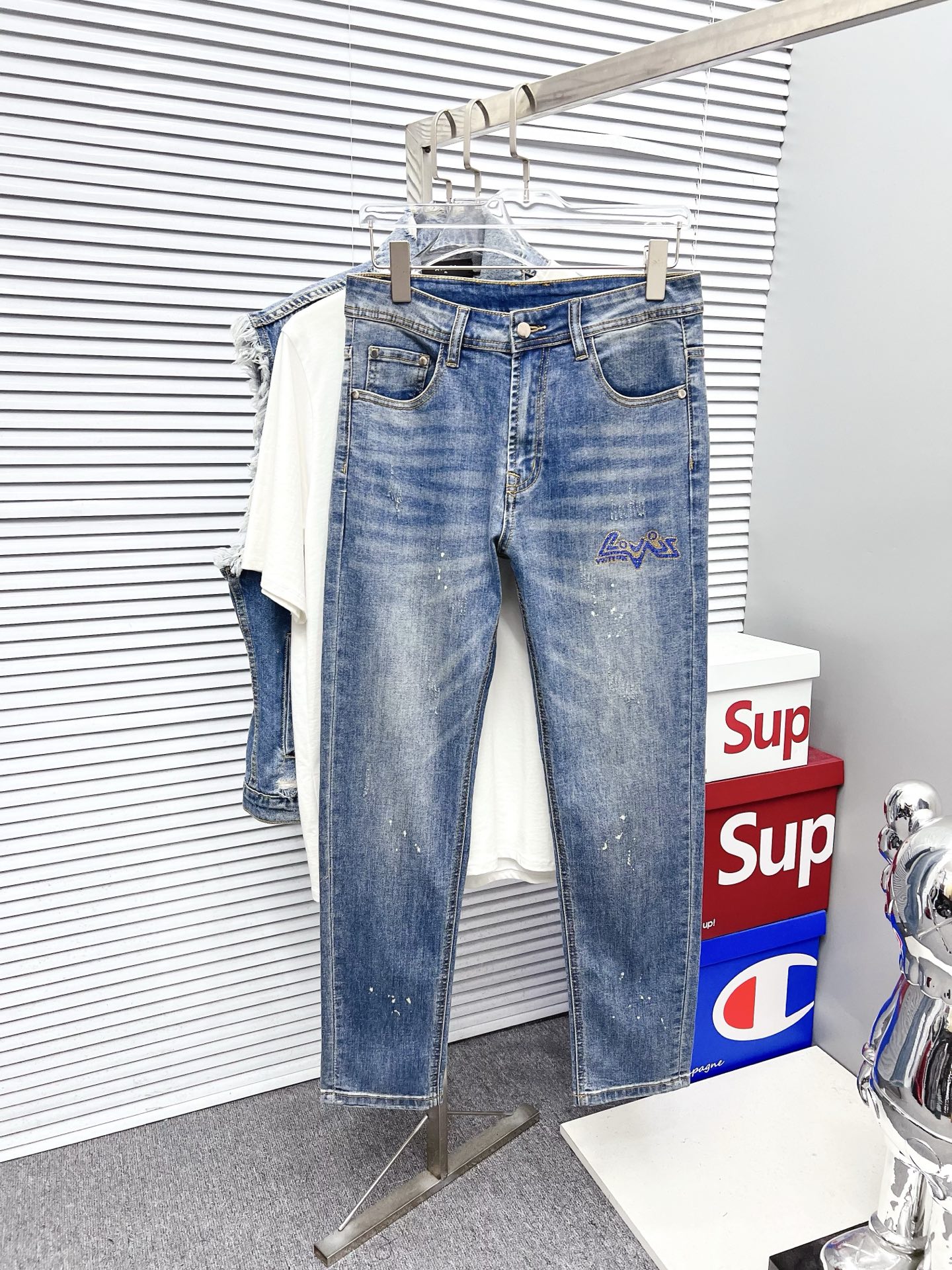 NO:550884,LV men's denim jeans, official album and poster outfit style!  High-grade imported denim raw color fabrics are supplied to customers, and the pure 13oz denim fabrics from Okayama, Japan are specially selected. Heavy-duty environmentally friendly plant enzyme washing process is used. The texture has a light retro color, which is quite beautiful and is very suitable for autumn and winter color matching. The fabric is soft and delicate after washing, but has strong bones and a slight stretch, providing an excellent comfortable experience. There is no damage from any technological elements throughout the body, retaining the purest tannin color!  The details throughout the body are perfect, exquisite and sophisticated. The latest leather label on the waist highlights the brand's characteristics. The hardware accessories, leather label and wiring all reflect the craftsmanship!  The silhouette is perfectly tailored and has excellent butt lift and slimming effect. It can be easily matched with any top in the wardrobe. It has wide compatibility and is suitable for various daily wear. The upper body is full of style. It is a must-have trousers for those who are obsessed with quality control and 1V!  Size 29-40 (not 35.37),,louis vuitton,jeans,alexander wang19860909LV 男士丹宁牛仔裤,官宣画册海报穿搭款！ 客供高级进口的丹宁原色面料,特选日本冈山纯正13oz 盎司牛仔布料,重磅环保植物酵素水洗工艺,肌理有着淡淡的复古色彩,相当漂亮,极符合秋冬的配色,面料经过水洗后柔软细腻,但筋骨感极强,且略带弹力,提供了绝佳的舒适体验,通身无任何工艺元素破坏,保留了最纯粹的丹宁本色！通身细节完美如斯,精湛且考究,最新的腰部皮标彰显了品牌特质,五金配件、皮标、走线无不体现出匠心工艺！版型剪裁完美,提臀修身效果绝佳,可轻松横扫衣橱任何的上装搭配,兼容性广泛,满足于日常各种穿搭,上身型款十足,于品质控及1V迷控者必入型裤装！ 尺码29—40（没35.37）,,louis vuitton,jeans,alexander wang,Men's clothing