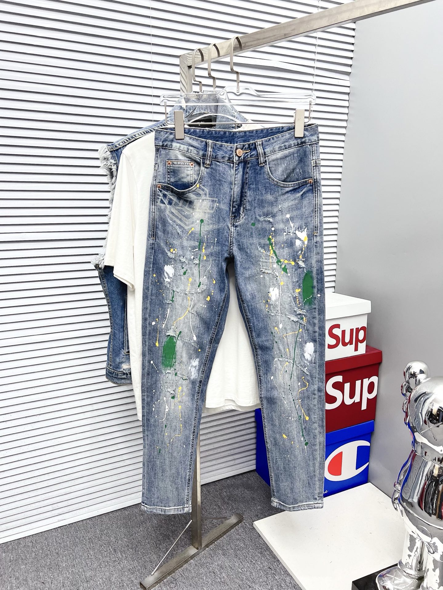 NO:550887,GUCCI Men's denim jeans, official album poster outfit style!  Customer-supplied high-quality imported denim original color fabric, specially selected Japanese Okayama pure 13oz ounce denim fabric, heavy environmentally friendly plant enzyme washing process, the texture has a light retro color, which is quite beautiful, and is very suitable for the autumn and winter color matching. The fabric is soft and delicate after washing, but has a strong bones and a little elastic, providing an excellent comfort experience. There is no damage to any craft elements throughout the body, retaining the purest tannin color!  The whole body details are so perfect, exquisite and exquisite. The latest waist leather marks highlight the brand's characteristics, and hardware accessories, leather marks, and wiring all reflect craftsmanship!  The style is perfectly tailored, and the hip lifting effect is excellent. It can easily sweep any top matching in the wardrobe. It has extensive compatibility and is satisfied with various daily outfits. It has a lot of upper body styles and must-have trousers for quality control and 1V masturbation control!  Size 29-40 (no 35.37), gucci, jeans, alexander wang19860909GUCCI 古奇 男士丹宁牛仔裤,官宣画册海报穿搭款！ 客供高级进口的丹宁原色面料,特选日本冈山纯正13oz 盎司牛仔布料,重磅环保植物酵素水洗工艺,肌理有着淡淡的复古色彩,相当漂亮,极符合秋冬的配色,面料经过水洗后柔软细腻,但筋骨感极强,且略带弹力,提供了绝佳的舒适体验,通身无任何工艺元素破坏,保留了最纯粹的丹宁本色！通身细节完美如斯,精湛且考究,最新的腰部皮标彰显了品牌特质,五金配件、皮标、走线无不体现出匠心工艺！版型剪裁完美,提臀修身效果绝佳,可轻松横扫衣橱任何的上装搭配,兼容性广泛,满足于日常各种穿搭,上身型款十足,于品质控及1V迷控者必入型裤装！ 尺码29—40（没35.37）,,gucci,jeans,alexander wang,Men's clothing