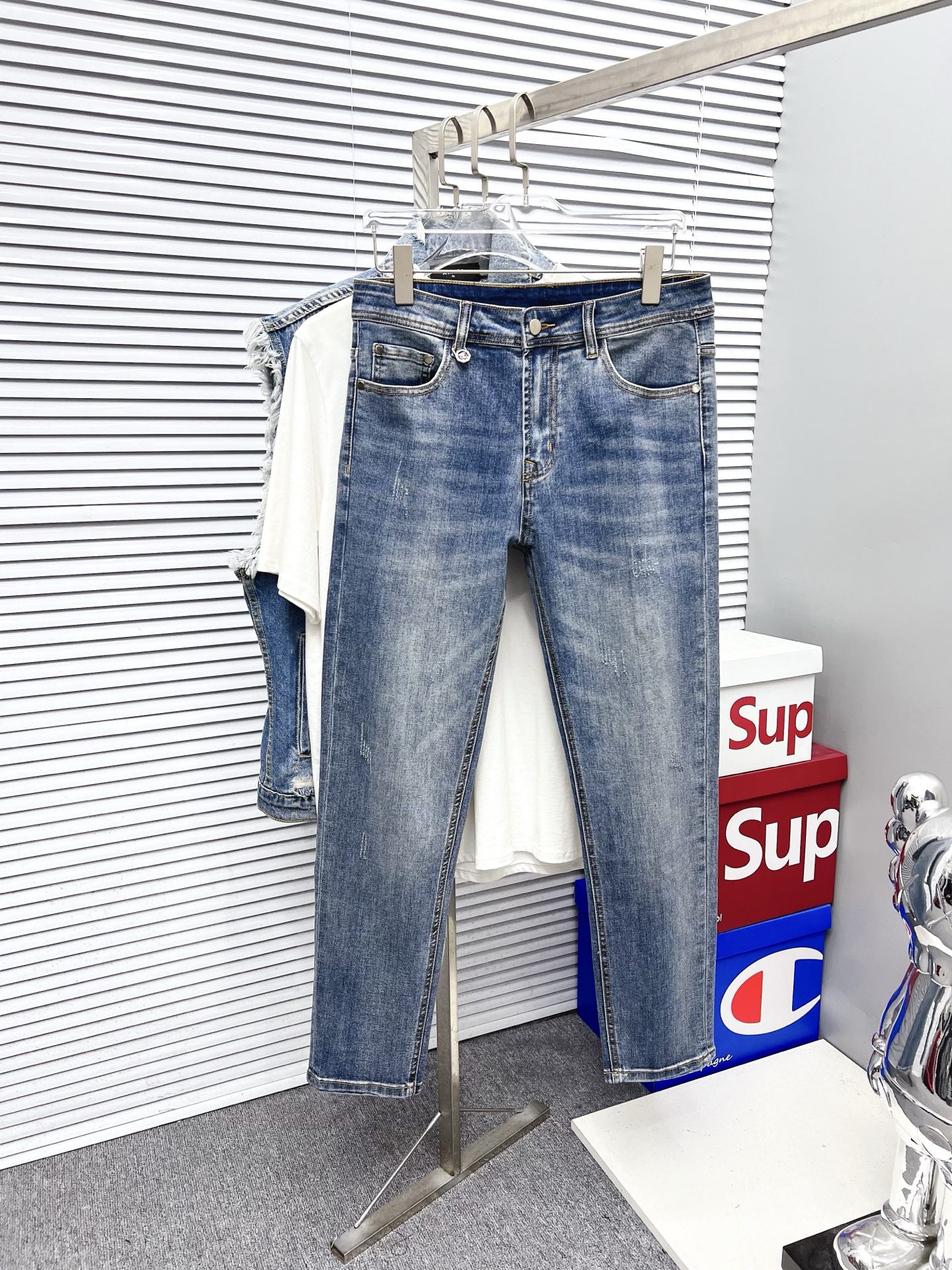 NO:550890,Versace men's denim jeans, official album poster outfit style!  Customer-supplied high-quality imported denim original color fabric, specially selected Japanese Okayama pure 13oz ounce denim fabric, heavy environmentally friendly plant enzyme washing process, the texture has a light retro color, which is quite beautiful, and is very suitable for the autumn and winter color matching. The fabric is soft and delicate after washing, but has a strong bones and a little elastic, providing an excellent comfort experience. There is no damage to any craft elements throughout the body, retaining the purest tannin color!  The whole body details are so perfect, exquisite and exquisite. The latest waist leather marks highlight the brand's characteristics, and hardware accessories, leather marks, and wiring all reflect craftsmanship!  The style is perfectly tailored, and the hip lifting effect is excellent. It can easily sweep any top matching in the wardrobe. It has extensive compatibility and is satisfied with various daily outfits. It has a lot of upper body styles and must-have trousers for quality control and 1V masturbation control!  Size 29-40 (no 35.37), versace, jeans, alexander wang19860909范思哲 男士丹宁牛仔裤,官宣画册海报穿搭款！ 客供高级进口的丹宁原色面料,特选日本冈山纯正13oz 盎司牛仔布料,重磅环保植物酵素水洗工艺,肌理有着淡淡的复古色彩,相当漂亮,极符合秋冬的配色,面料经过水洗后柔软细腻,但筋骨感极强,且略带弹力,提供了绝佳的舒适体验,通身无任何工艺元素破坏,保留了最纯粹的丹宁本色！通身细节完美如斯,精湛且考究,最新的腰部皮标彰显了品牌特质,五金配件、皮标、走线无不体现出匠心工艺！版型剪裁完美,提臀修身效果绝佳,可轻松横扫衣橱任何的上装搭配,兼容性广泛,满足于日常各种穿搭,上身型款十足,于品质控及1V迷控者必入型裤装！ 尺码29—40（没35.37）,,versace,jeans,alexander wang,Men's clothing