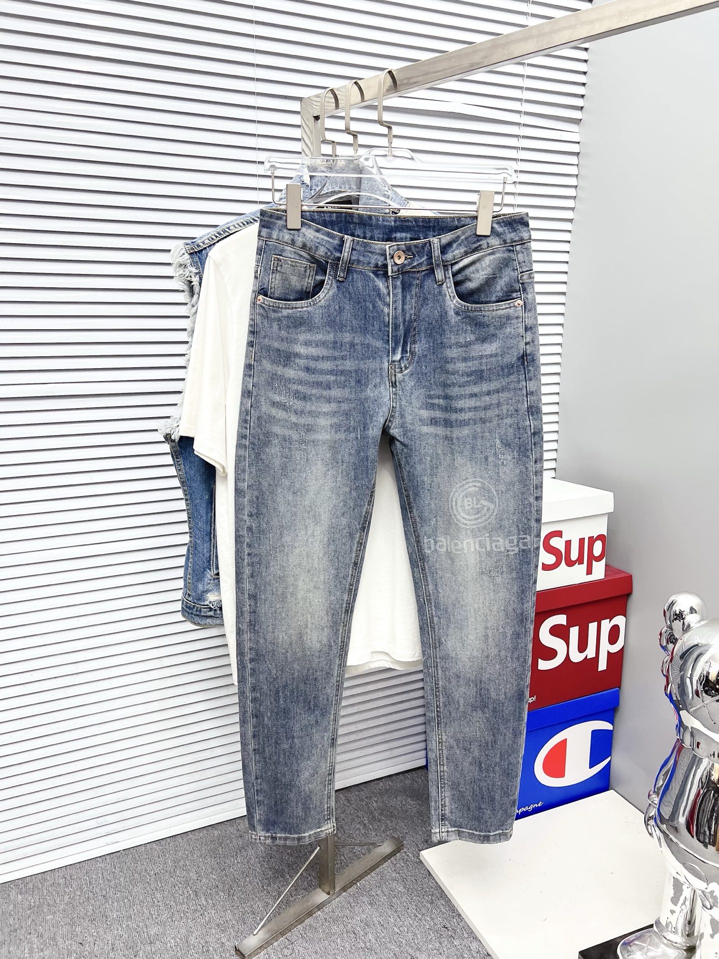 NO:550893,Balenciaga men's denim jeans, official album poster outfit style!  Customer-supplied high-quality imported denim original color fabric, specially selected Japanese Okayama pure 13oz ounce denim fabric, heavy environmentally friendly plant enzyme washing process, the texture has a light retro color, which is quite beautiful, and is very suitable for the autumn and winter color matching. The fabric is soft and delicate after washing, but has a strong bones and a little elastic, providing an excellent comfort experience. There is no damage to any craft elements throughout the body, retaining the purest tannin color!  The whole body details are so perfect, exquisite and exquisite. The latest waist leather marks highlight the brand's characteristics, and hardware accessories, leather marks, and wiring all reflect craftsmanship!  The style is perfectly tailored, and the hip lifting effect is excellent. It can easily sweep any top matching in the wardrobe. It has extensive compatibility and is satisfied with various daily outfits. It has a lot of upper body styles and must-have trousers for quality control and 1V masturbation control!  Size 29-40 (no 35.37), balenciaga, jeans, alexander wang19860909巴黎世家 男士丹宁牛仔裤,官宣画册海报穿搭款！ 客供高级进口的丹宁原色面料,特选日本冈山纯正13oz 盎司牛仔布料,重磅环保植物酵素水洗工艺,肌理有着淡淡的复古色彩,相当漂亮,极符合秋冬的配色,面料经过水洗后柔软细腻,但筋骨感极强,且略带弹力,提供了绝佳的舒适体验,通身无任何工艺元素破坏,保留了最纯粹的丹宁本色！通身细节完美如斯,精湛且考究,最新的腰部皮标彰显了品牌特质,五金配件、皮标、走线无不体现出匠心工艺！版型剪裁完美,提臀修身效果绝佳,可轻松横扫衣橱任何的上装搭配,兼容性广泛,满足于日常各种穿搭,上身型款十足,于品质控及1V迷控者必入型裤装！ 尺码29—40（没35.37）,,balenciaga,jeans,alexander wang,Men's clothing