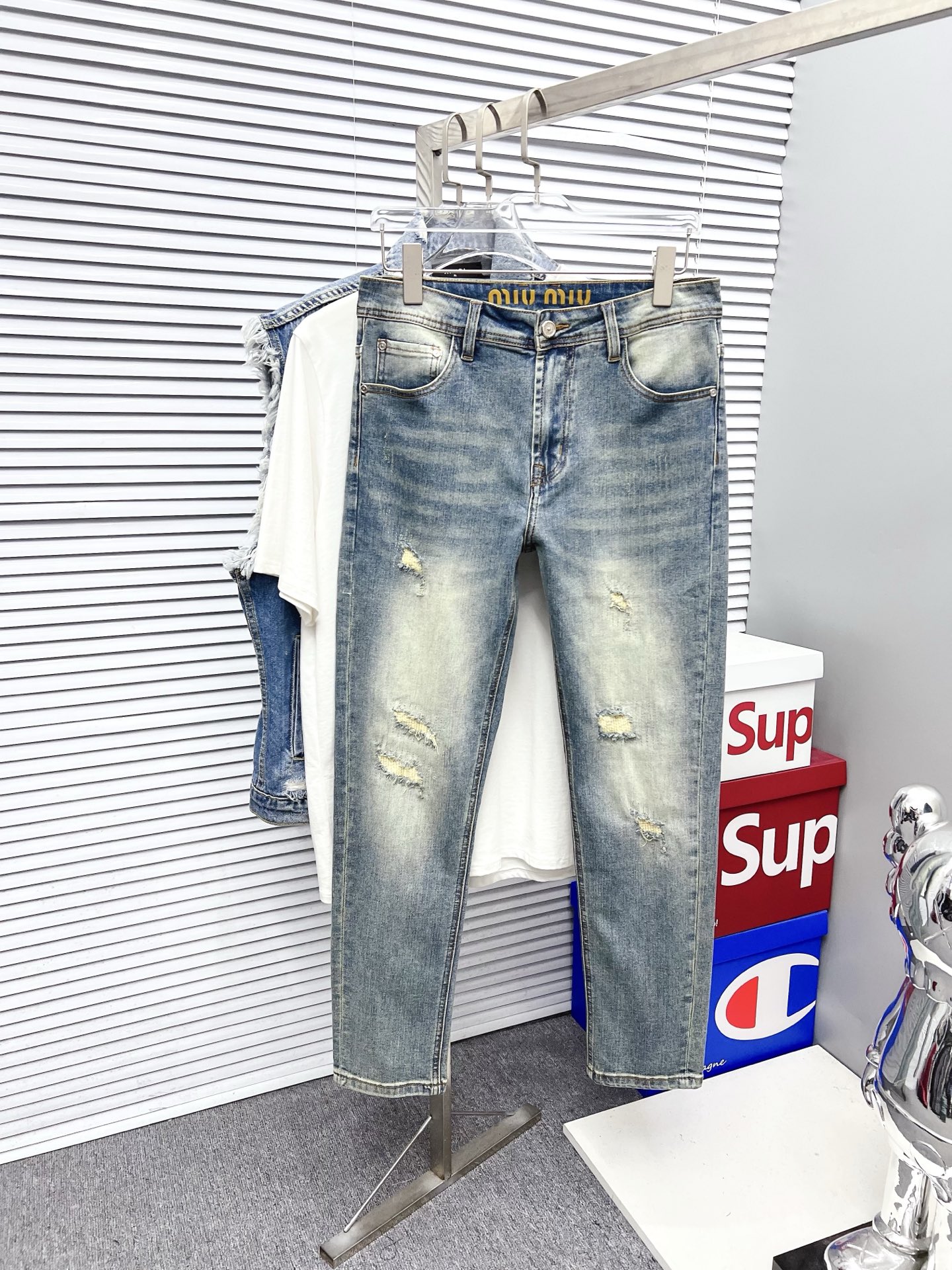 NO:550896,miu miu men's denim jeans, official album poster outfit style!  Customer-supplied high-quality imported denim original color fabric, specially selected Japanese Okayama pure 13oz ounce denim fabric, heavy environmentally friendly plant enzyme washing process, the texture has a light retro color, which is quite beautiful, and is very suitable for the autumn and winter color matching. The fabric is soft and delicate after washing, but has a strong bones and a little elastic, providing an excellent comfort experience. There is no damage to any craft elements throughout the body, retaining the purest tannin color!  The whole body details are so perfect, exquisite and exquisite. The latest waist leather marks highlight the brand's characteristics, and hardware accessories, leather marks, and wiring all reflect craftsmanship!  The style is perfectly tailored, and the hip lifting effect is excellent. It can easily sweep any top matching in the wardrobe. It has extensive compatibility and is satisfied with various daily outfits. It has a lot of upper body styles and must-have trousers for quality control and 1V masturbation control!  Size 29-40 (no 35.37), miumiu, jeans, alexander wang19860909miu miu 男士丹宁牛仔裤,官宣画册海报穿搭款！ 客供高级进口的丹宁原色面料,特选日本冈山纯正13oz 盎司牛仔布料,重磅环保植物酵素水洗工艺,肌理有着淡淡的复古色彩,相当漂亮,极符合秋冬的配色,面料经过水洗后柔软细腻,但筋骨感极强,且略带弹力,提供了绝佳的舒适体验,通身无任何工艺元素破坏,保留了最纯粹的丹宁本色！通身细节完美如斯,精湛且考究,最新的腰部皮标彰显了品牌特质,五金配件、皮标、走线无不体现出匠心工艺！版型剪裁完美,提臀修身效果绝佳,可轻松横扫衣橱任何的上装搭配,兼容性广泛,满足于日常各种穿搭,上身型款十足,于品质控及1V迷控者必入型裤装！ 尺码29—40（没35.37）,,miumiu,jeans,alexander wang,Men's clothing