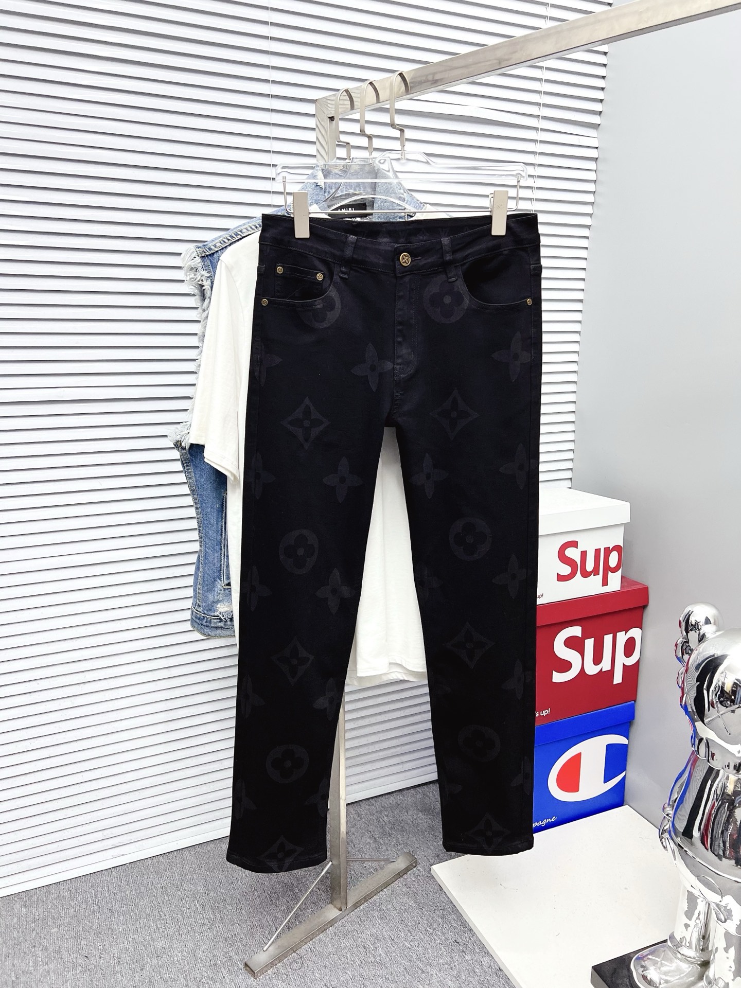 NO:550905,LV men's denim jeans, official album poster outfit style!  Customer-supplied high-quality imported denim original color fabric, specially selected Japanese Okayama pure 13oz ounce denim fabric, heavy environmentally friendly plant enzyme washing process, the texture has a light retro color, which is quite beautiful, and is very suitable for the autumn and winter color matching. The fabric is soft and delicate after washing, but has a strong bones and a little elastic, providing an excellent comfort experience. There is no damage to any craft elements throughout the body, retaining the purest tannin color!  The whole body details are so perfect, exquisite and exquisite. The latest waist leather marks highlight the brand's characteristics, and hardware accessories, leather marks, and wiring all reflect craftsmanship!  The style is perfectly tailored, and the hip lifting effect is excellent. It can easily sweep any top matching in the wardrobe. It has extensive compatibility and is satisfied with various daily outfits. It has a lot of upper body styles and must-have trousers for quality control and 1V masturbation control!  Size 29-40 (no 35.37), louis vuitton, jeans, alexander wang19860909LV 男士丹宁牛仔裤,官宣画册海报穿搭款！ 客供高级进口的丹宁原色面料,特选日本冈山纯正13oz 盎司牛仔布料,重磅环保植物酵素水洗工艺,肌理有着淡淡的复古色彩,相当漂亮,极符合秋冬的配色,面料经过水洗后柔软细腻,但筋骨感极强,且略带弹力,提供了绝佳的舒适体验,通身无任何工艺元素破坏,保留了最纯粹的丹宁本色！通身细节完美如斯,精湛且考究,最新的腰部皮标彰显了品牌特质,五金配件、皮标、走线无不体现出匠心工艺！版型剪裁完美,提臀修身效果绝佳,可轻松横扫衣橱任何的上装搭配,兼容性广泛,满足于日常各种穿搭,上身型款十足,于品质控及1V迷控者必入型裤装！ 尺码29—40（没35.37）,,louis vuitton,jeans,alexander wang,Men's clothing
