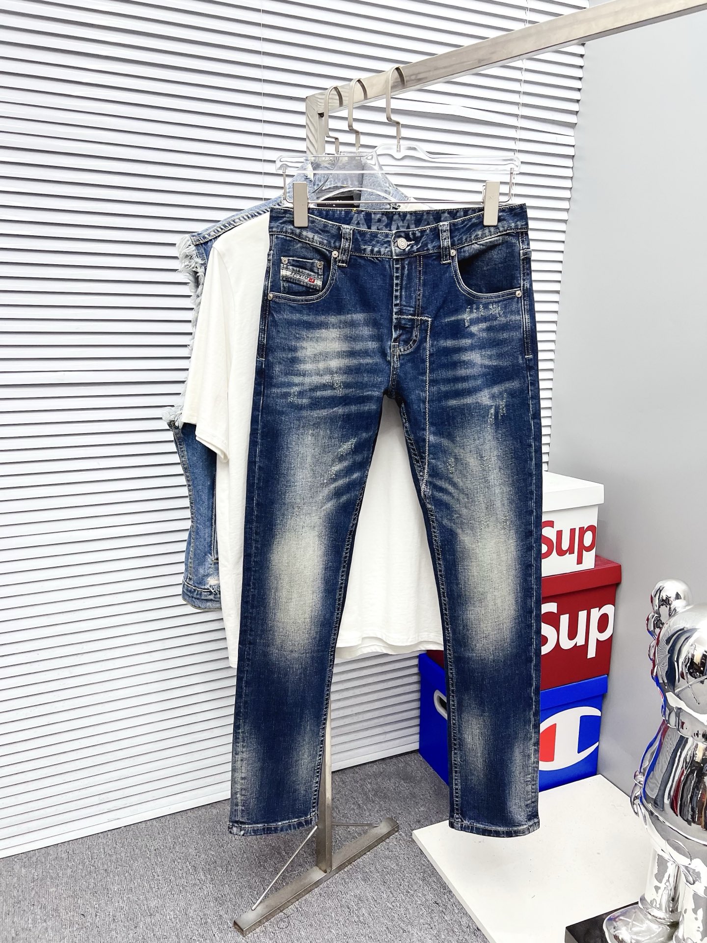 NO:550906,Armani Men's denim jeans, official album poster outfit!  Customer-supplied high-quality imported denim original color fabric, specially selected Japanese Okayama pure 13oz ounce denim fabric, heavy environmentally friendly plant enzyme washing process, the texture has a light retro color, which is quite beautiful, and is very suitable for the autumn and winter color matching. The fabric is soft and delicate after washing, but has a strong bones and a little elastic, providing an excellent comfort experience. There is no damage to any craft elements throughout the body, retaining the purest tannin color!  The whole body details are so perfect, exquisite and exquisite. The latest waist leather marks highlight the brand's characteristics, and hardware accessories, leather marks, and wiring all reflect craftsmanship!  The style is perfectly tailored, and the hip lifting effect is excellent. It can easily sweep any top matching in the wardrobe. It has extensive compatibility and is satisfied with various daily outfits. It has a lot of upper body styles and must-have trousers for quality control and 1V masturbation control!  Size 29-40 (no 35.37), Armani, Armani, Jeans, Alexander wang19860909Armani 阿玛尼 男士丹宁牛仔裤,官宣画册海报穿搭款！ 客供高级进口的丹宁原色面料,特选日本冈山纯正13oz 盎司牛仔布料,重磅环保植物酵素水洗工艺,肌理有着淡淡的复古色彩,相当漂亮,极符合秋冬的配色,面料经过水洗后柔软细腻,但筋骨感极强,且略带弹力,提供了绝佳的舒适体验,通身无任何工艺元素破坏,保留了最纯粹的丹宁本色！通身细节完美如斯,精湛且考究,最新的腰部皮标彰显了品牌特质,五金配件、皮标、走线无不体现出匠心工艺！版型剪裁完美,提臀修身效果绝佳,可轻松横扫衣橱任何的上装搭配,兼容性广泛,满足于日常各种穿搭,上身型款十足,于品质控及1V迷控者必入型裤装！ 尺码29—40（没35.37）,,armani,armani,jeans,alexander wang,Men's clothing