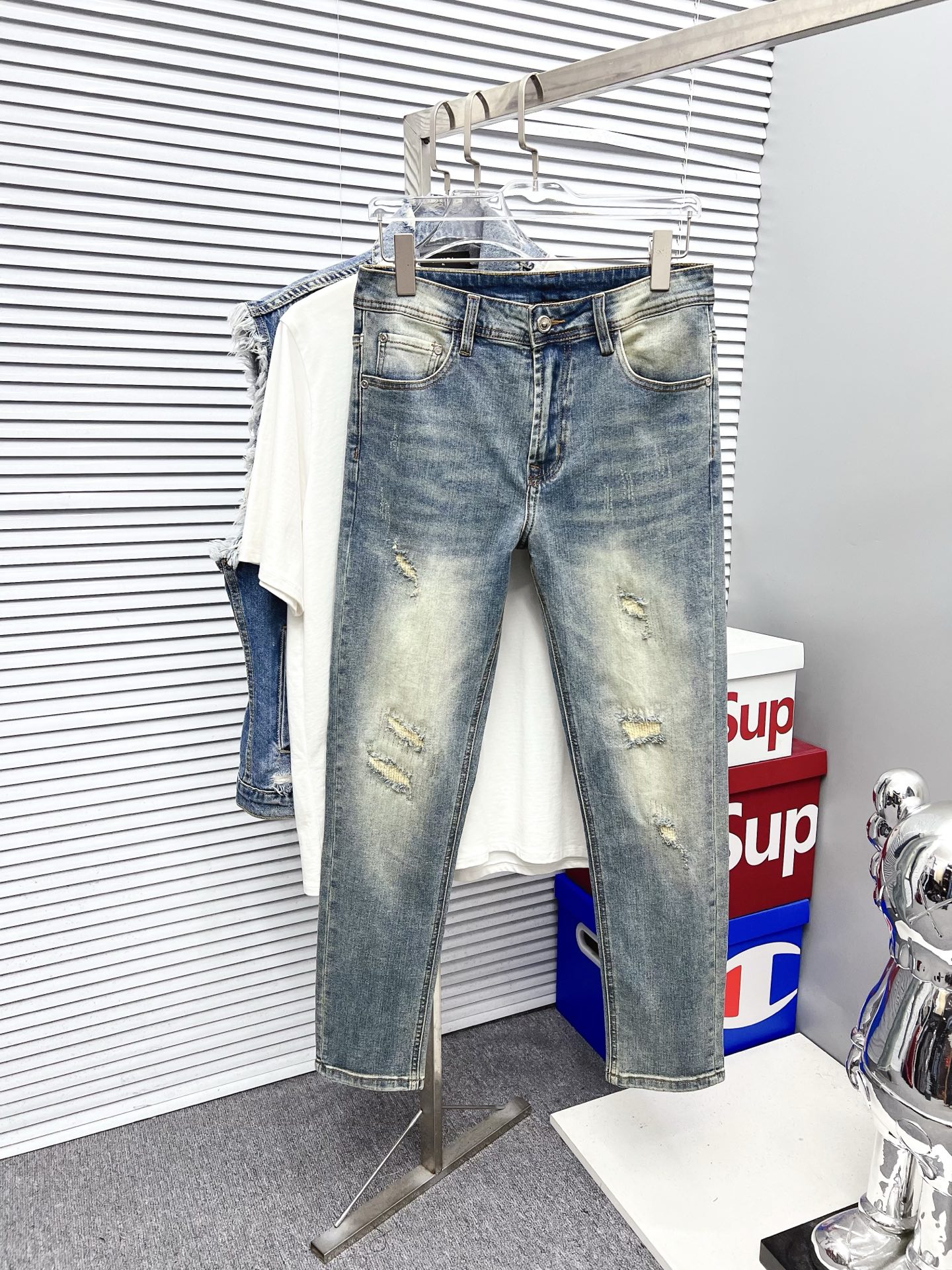 NO:550910,GUCCI Men's denim jeans, official album poster outfit style!  Customer-supplied high-quality imported denim original color fabric, specially selected Japanese Okayama pure 13oz ounce denim fabric, heavy environmentally friendly plant enzyme washing process, the texture has a light retro color, which is quite beautiful, and is very suitable for the autumn and winter color matching. The fabric is soft and delicate after washing, but has a strong bones and a little elastic, providing an excellent comfort experience. There is no damage to any craft elements throughout the body, retaining the purest tannin color!  The whole body details are so perfect, exquisite and exquisite. The latest waist leather marks highlight the brand's characteristics, and hardware accessories, leather marks, and wiring all reflect craftsmanship!  The style is perfectly tailored, and the hip lifting effect is excellent. It can easily sweep any top matching in the wardrobe. It has extensive compatibility and is satisfied with various daily outfits. It has a lot of upper body styles and must-have trousers for quality control and 1V masturbation control!  Size 29-40 (no 35.37), gucci, jeans, alexander wang19860909GUCCI 古奇 男士丹宁牛仔裤,官宣画册海报穿搭款！ 客供高级进口的丹宁原色面料,特选日本冈山纯正13oz 盎司牛仔布料,重磅环保植物酵素水洗工艺,肌理有着淡淡的复古色彩,相当漂亮,极符合秋冬的配色,面料经过水洗后柔软细腻,但筋骨感极强,且略带弹力,提供了绝佳的舒适体验,通身无任何工艺元素破坏,保留了最纯粹的丹宁本色！通身细节完美如斯,精湛且考究,最新的腰部皮标彰显了品牌特质,五金配件、皮标、走线无不体现出匠心工艺！版型剪裁完美,提臀修身效果绝佳,可轻松横扫衣橱任何的上装搭配,兼容性广泛,满足于日常各种穿搭,上身型款十足,于品质控及1V迷控者必入型裤装！ 尺码29—40（没35.37）,,gucci,jeans,alexander wang,Men's clothing