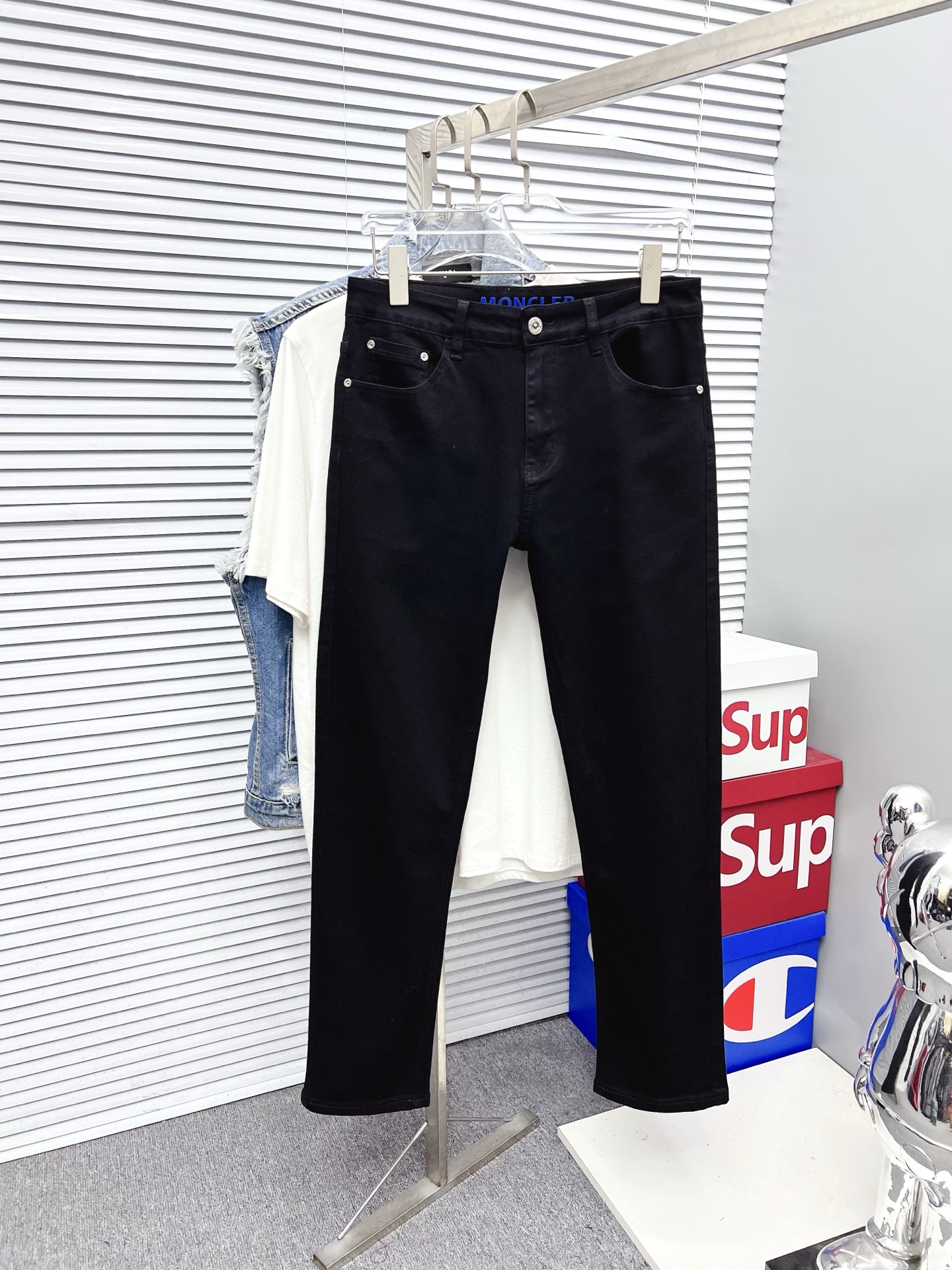 NO:550914,Men's denim jeans, official album poster outfit style!  Customer-supplied high-quality imported denim original color fabric, specially selected Japanese Okayama pure 13oz ounce denim fabric, heavy environmentally friendly plant enzyme washing process, the texture has a light retro color, which is quite beautiful, and is very suitable for the autumn and winter color matching. The fabric is soft and delicate after washing, but has a strong bones and a little elastic, providing an excellent comfort experience. There is no damage to any craft elements throughout the body, retaining the purest tannin color!  The whole body details are so perfect, exquisite and exquisite. The latest waist leather marks highlight the brand's characteristics, and hardware accessories, leather marks, and wiring all reflect craftsmanship!  The style is perfectly tailored, and the hip lifting effect is excellent. It can easily sweep any top matching in the wardrobe. It has extensive compatibility and is satisfied with various daily outfits. It has a lot of upper body styles and must-have trousers for quality control and 1V masturbation control!  Size 29-40 (no 35.37), Moncler, jeans, alexander wang19860909蒙口 男士丹宁牛仔裤,官宣画册海报穿搭款！ 客供高级进口的丹宁原色面料,特选日本冈山纯正13oz 盎司牛仔布料,重磅环保植物酵素水洗工艺,肌理有着淡淡的复古色彩,相当漂亮,极符合秋冬的配色,面料经过水洗后柔软细腻,但筋骨感极强,且略带弹力,提供了绝佳的舒适体验,通身无任何工艺元素破坏,保留了最纯粹的丹宁本色！通身细节完美如斯,精湛且考究,最新的腰部皮标彰显了品牌特质,五金配件、皮标、走线无不体现出匠心工艺！版型剪裁完美,提臀修身效果绝佳,可轻松横扫衣橱任何的上装搭配,兼容性广泛,满足于日常各种穿搭,上身型款十足,于品质控及1V迷控者必入型裤装！ 尺码29—40（没35.37）,,Moncler,jeans,alexander wang,Men's clothing