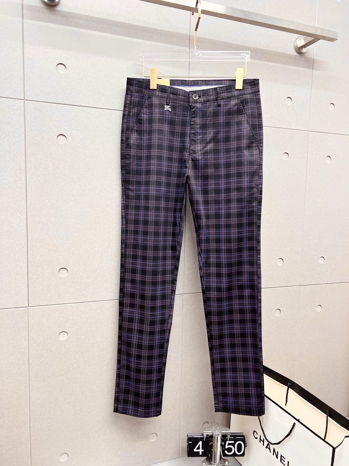 NO:522294,Burberry New models are coming in 2025 spring and summer new products, available for sale in counters. The original 1:1 product for physical store top casual pants, suitable for all ages. The highest version of the imported European fabric in the market is comfortable, soft and skin-friendly, with super cool and fashionable and versatile upper body effect, straight and stylish, a must-have for the wardrobe!  Suitable for any occasion Size: 29-36, burberry, burberry, alexander wang19860909Burberry 巴宝莉 新款来袭2025春夏新款新品 专柜有售 实体店极品休闲裤专柜原版1:1好货,适合各个年龄段.市场最高版本的欧洲进口面料.舒适柔软亲肤,上身效果超级棒时尚百搭,笔挺有型,衣橱必备！适合任何场合穿着 尺码:29-36,,burberry,burberry,alexander wang,Men's clothing