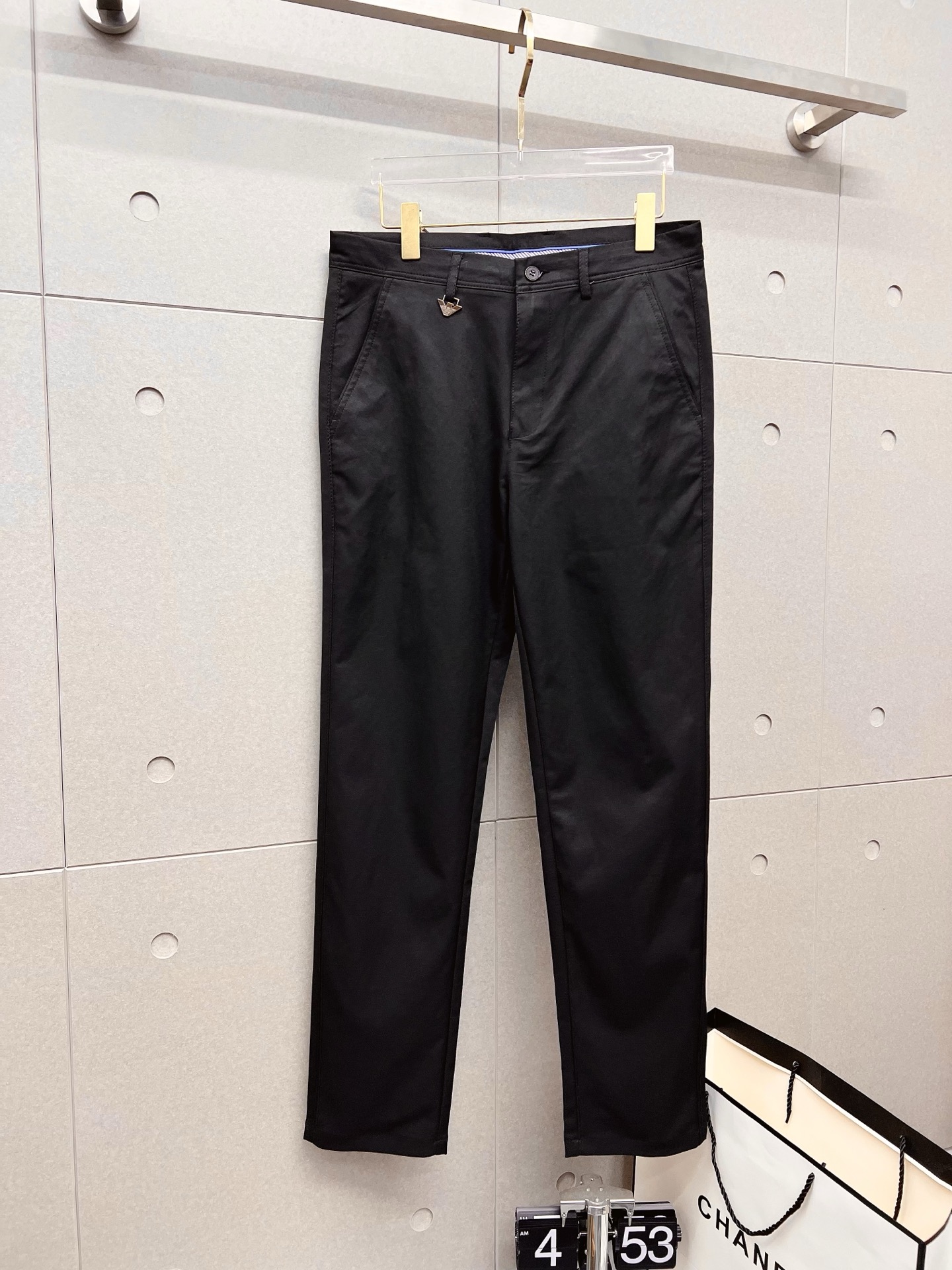 NO:522296,Armani New models are coming in 2025 spring and summer new products, available for sale in counters. The original 1:1 product for physical store top casual pants, suitable for all ages. The highest version of European imported fabrics in the market. They are comfortable, soft and skin-friendly, with super cool and fashionable and versatile upper body effect, straight and stylish, a must-have for the wardrobe!  Suitable for any occasion Size: 29-36, Armani, Armani, Alexander wang19860909Armani 阿玛尼 新款来袭2025春夏新款新品 专柜有售 实体店极品休闲裤专柜原版1:1好货,适合各个年龄段.市场最高版本的欧洲进口面料.舒适柔软亲肤,上身效果超级棒时尚百搭,笔挺有型,衣橱必备！适合任何场合穿着 尺码:29-36,,armani,armani,alexander wang,Men's clothing