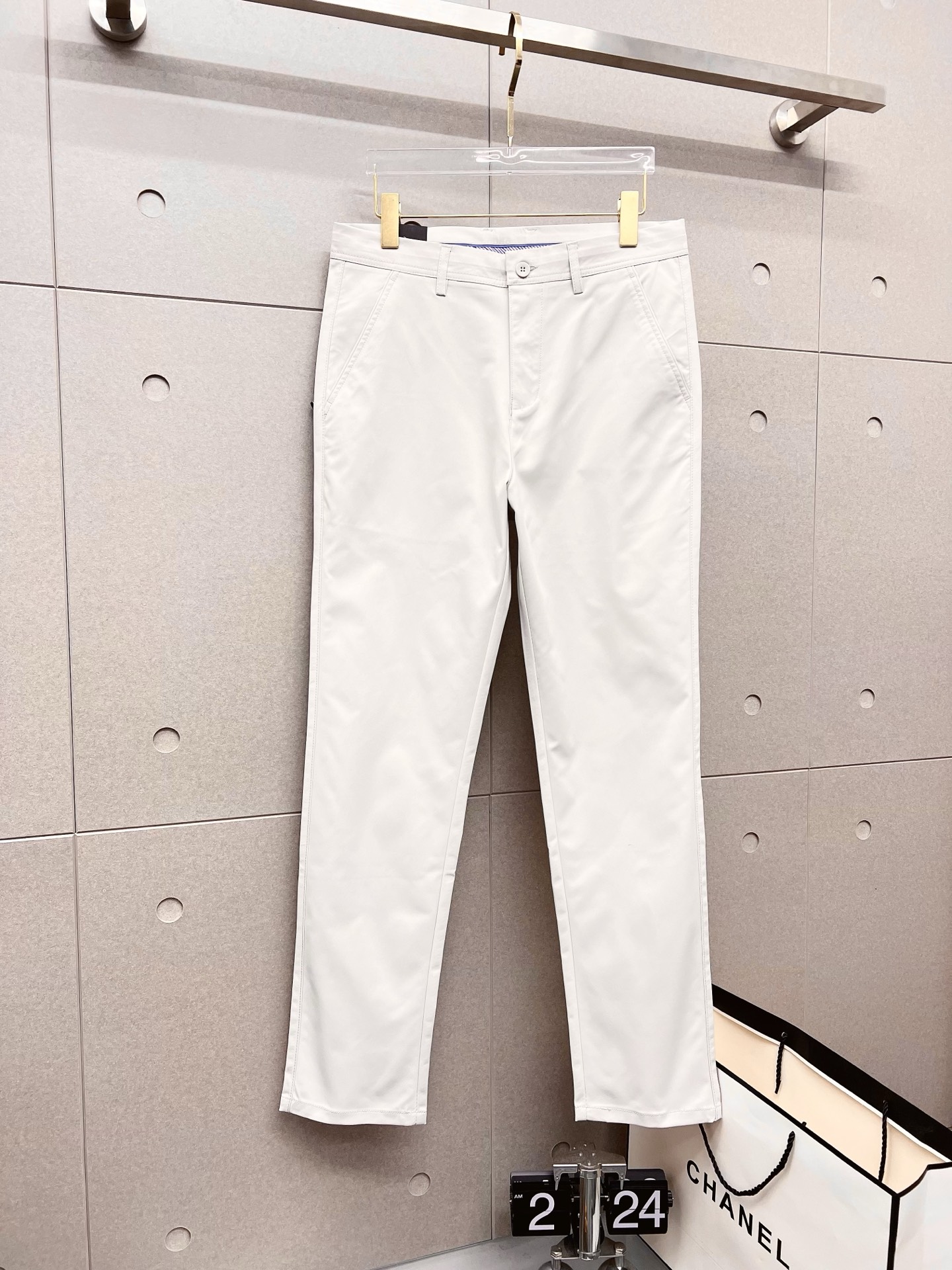 NO:522298,The new style is coming in 2025 spring and summer new products. It is available for sale in the counter. The original 1:1 product for physical store top casual pants, suitable for all ages. The highest version of the imported European fabric in the market is comfortable, soft and skin-friendly, with super cool and fashionable and versatile upper body effect, straight and stylish, a must-have for the wardrobe!  Suitable for any occasion Size: 29-36, zegna,alexander wang19860909杰尼亚 新款来袭2025春夏新款新品 专柜有售 实体店极品休闲裤专柜原版1:1好货,适合各个年龄段.市场最高版本的欧洲进口面料.舒适柔软亲肤,上身效果超级棒时尚百搭,笔挺有型,衣橱必备！适合任何场合穿着 尺码:29-36,,zegna,alexander wang,Men's clothing