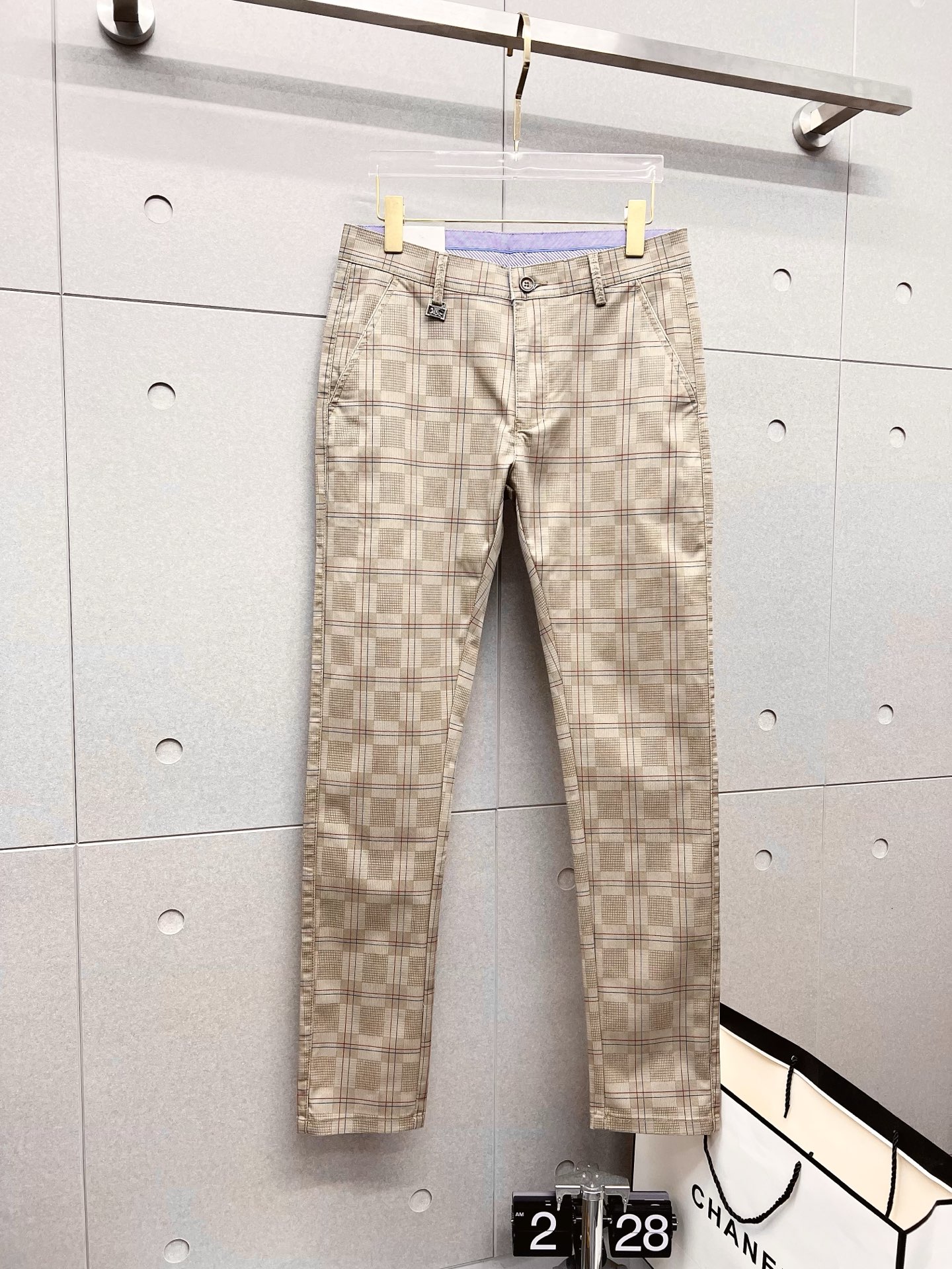 NO:522300,Burberry New models are coming in 2025 spring and summer new products, available for sale in counters. The original 1:1 product for physical store top casual pants, suitable for all ages. The highest version of the imported European fabric in the market is comfortable, soft and skin-friendly, with super cool and fashionable and versatile upper body effect, straight and stylish, a must-have for the wardrobe!  Suitable for any occasion Size: 29-36, burberry, burberry, alexander wang19860909Burberry 巴宝莉 新款来袭2025春夏新款新品 专柜有售 实体店极品休闲裤专柜原版1:1好货,适合各个年龄段.市场最高版本的欧洲进口面料.舒适柔软亲肤,上身效果超级棒时尚百搭,笔挺有型,衣橱必备！适合任何场合穿着 尺码:29-36,,burberry,burberry,alexander wang,Men's clothing