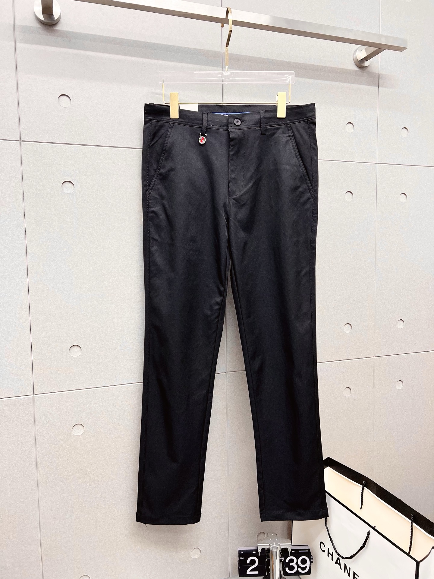 NO:522305,PRADA New models are coming in 2025 spring and summer new products, available for sale in counters. The original 1:1 product for physical store top casual pants, suitable for all ages. The highest version of the imported European fabric in the market is comfortable, soft and skin-friendly, with super cool and fashionable and versatile upper body effect, straight and stylish, a must-have for the wardrobe!  Suitable for any occasion Size: 29-36, prada, prada, alexander wang19860909PRADA 普拉达 新款来袭2025春夏新款新品 专柜有售 实体店极品休闲裤专柜原版1:1好货,适合各个年龄段.市场最高版本的欧洲进口面料.舒适柔软亲肤,上身效果超级棒时尚百搭,笔挺有型,衣橱必备！适合任何场合穿着 尺码:29-36,,prada,prada,alexander wang,Men's clothing