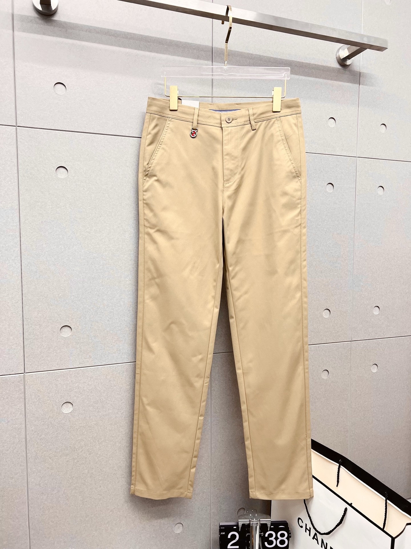 NO:522304,GUCCI New models are coming in 2025 spring and summer new products, available for sale in counters. The original 1:1 product for physical store top casual pants, suitable for all ages. The highest version of European imported fabrics in the market. They are comfortable, soft and skin-friendly, with super cool and fashionable and versatile upper body effect, straight and stylish, a must-have for the wardrobe!  Suitable for any occasion Size: 29-36, gucci, alexander wang19860909GUCCI 古奇 新款来袭2025春夏新款新品 专柜有售 实体店极品休闲裤专柜原版1:1好货,适合各个年龄段.市场最高版本的欧洲进口面料.舒适柔软亲肤,上身效果超级棒时尚百搭,笔挺有型,衣橱必备！适合任何场合穿着 尺码:29-36,,gucci,alexander wang,Men's clothing