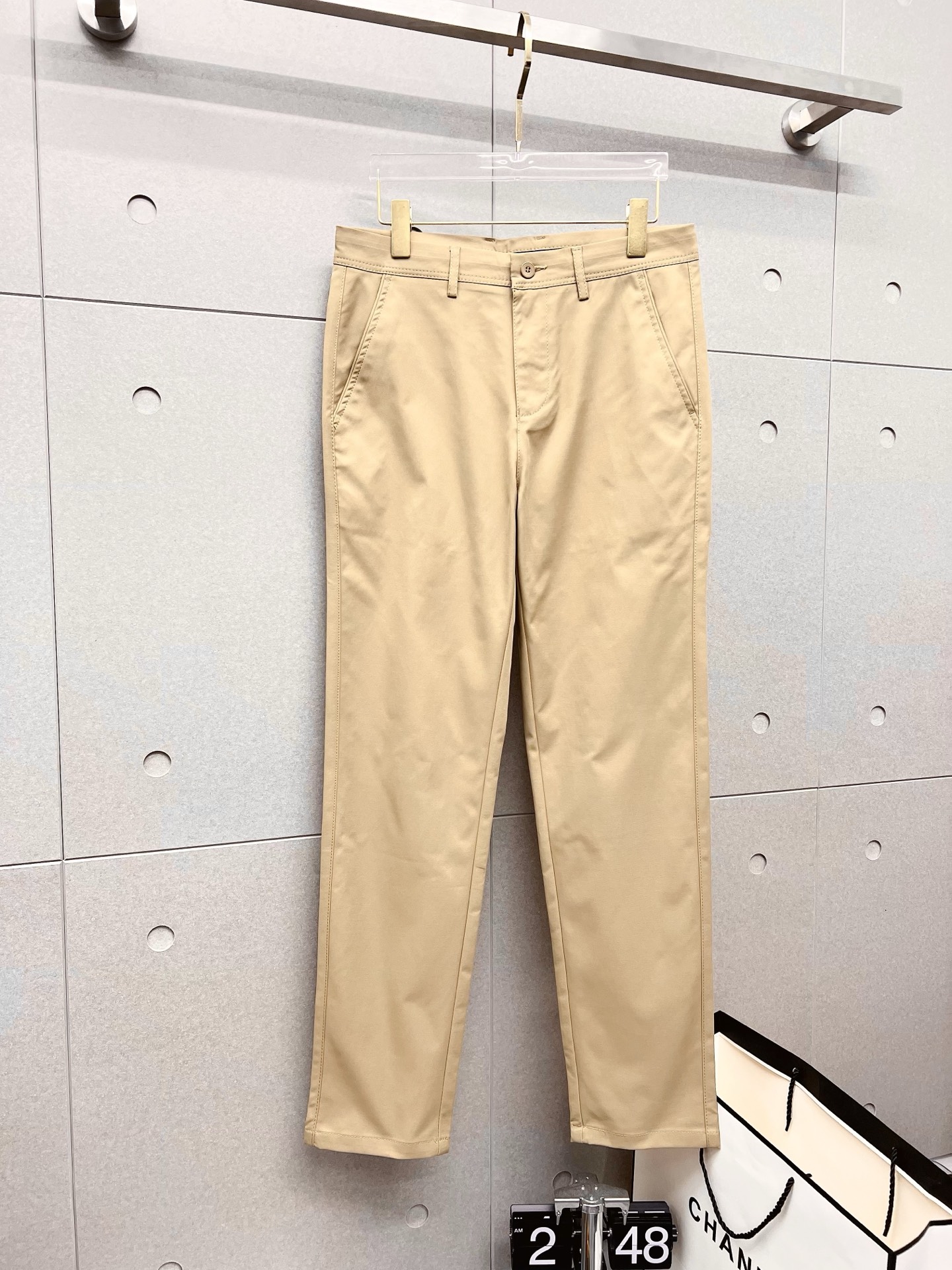 NO:522311,TB new models are coming in 2025 spring and summer new products. A counter is available. The original 1:1 product for physical store top casual pants, suitable for all ages. The highest version of European imported fabrics is comfortable, soft and skin-friendly. The upper body effect is super fashionable and versatile. It is straight and stylish. It is a must-have for the wardrobe!  Suitable for any occasion Size: 29-36, alexander wang19860909TB 新款来袭2025春夏新款新品 专柜有售 实体店极品休闲裤专柜原版1:1好货,适合各个年龄段.市场最高版本的欧洲进口面料.舒适柔软亲肤,上身效果超级棒时尚百搭,笔挺有型,衣橱必备！适合任何场合穿着 尺码:29-36,,alexander wang,Men's clothing