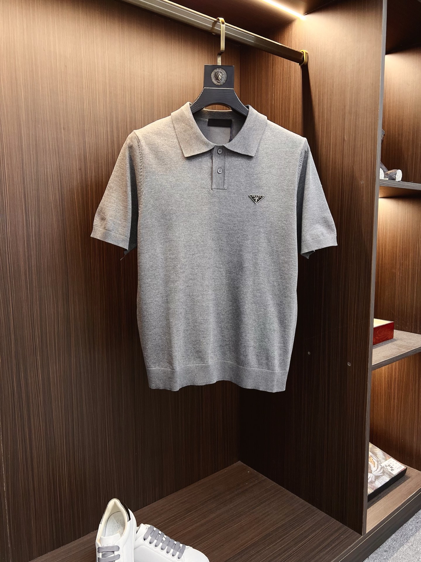 NO:524474,PRADA 25ss new knitted short-sleeved sleeves, super classic design, simple and without any unnecessary cumbersome feeling, an indispensable versatile item in the wardrobe, made of high-quality wool, super comfortable to wear, avant-garde and practical to wear, exquisite and perfect craftsmanship, a classic work of a fashionable and casual series!  Size M-3XL, prada, prada, T-shirt, alexander wang19860909PRADA 普拉达 25ss新款针织短袖,超经典设计,简约没有任何多余累赘感,衣橱不可缺少的一件百搭单品,采用优质羊毛制作而成,穿身上超级舒适,前卫又实穿,精致完美工艺,时尚休闲系列的经典之作！ 尺码M-3XL,,prada,prada,T-shirt,alexander wang,Men's clothing