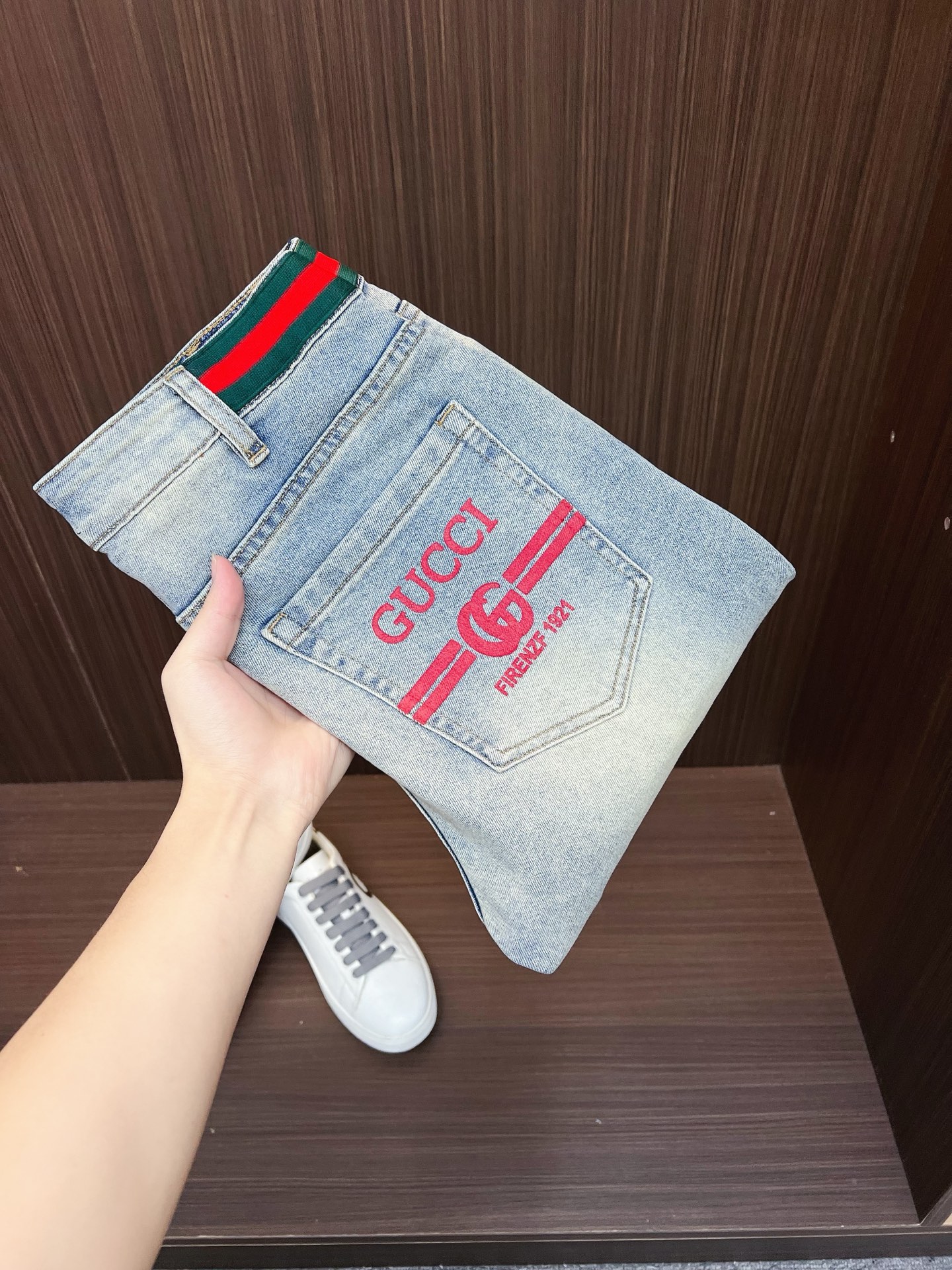 NO:526573,GUCCI Men's denim jeans, official album poster outfit style!  Customer-supplied high-quality imported denim original color fabric, specially selected Japanese Okayama pure 13oz ounce denim fabric, heavy environmentally friendly plant enzyme washing process, the texture has a light retro color, which is quite beautiful, and is very suitable for the autumn and winter color matching. The fabric is soft and delicate after washing, but has a strong bones and a little elastic, providing an excellent comfort experience. There is no damage to any craft elements throughout the body, retaining the purest tannin color!  The whole body details are so perfect, exquisite and exquisite. The latest waist leather marks highlight the brand's characteristics, and hardware accessories, leather marks, and wiring all reflect craftsmanship!  The style is perfectly tailored, and the hip lifting effect is excellent. It can easily sweep any top matching in the wardrobe. It has extensive compatibility and is satisfied with various daily outfits. It has a lot of upper body styles and must-have trousers for quality control and 1V masturbation control!  Size 28-38 None 35 37,,gucci,jeans,alexander wang19860909GUCCI 古奇 男士丹宁牛仔裤,官宣画册海报穿搭款！ 客供高级进口的丹宁原色面料,特选日本冈山纯正13oz 盎司牛仔布料,重磅环保植物酵素水洗工艺,肌理有着淡淡的复古色彩,相当漂亮,极符合秋冬的配色,面料经过水洗后柔软细腻,但筋骨感极强,且略带弹力,提供了绝佳的舒适体验,通身无任何工艺元素破坏,保留了最纯粹的丹宁本色！通身细节完美如斯,精湛且考究,最新的腰部皮标彰显了品牌特质,五金配件、皮标、走线无不体现出匠心工艺！版型剪裁完美,提臀修身效果绝佳,可轻松横扫衣橱任何的上装搭配,兼容性广泛,满足于日常各种穿搭,上身型款十足,于品质控及1V迷控者必入型裤装！ 尺码28-38 无35 37,,gucci,jeans,alexander wang,Men's clothing