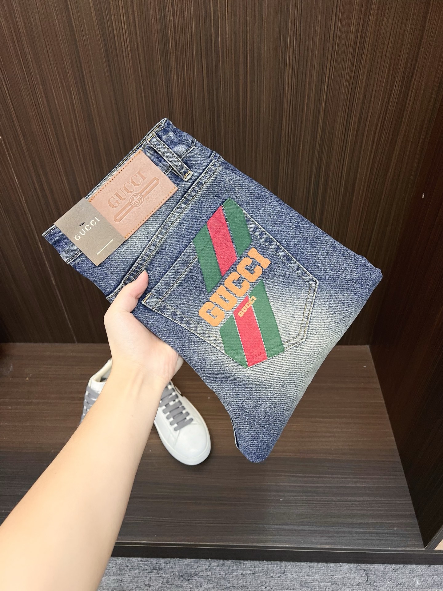 NO:526585,GUCCI Men's denim jeans, official album poster outfit style!  Customer-supplied high-quality imported denim original color fabric, specially selected Japanese Okayama pure 13oz ounce denim fabric, heavy environmentally friendly plant enzyme washing process, the texture has a light retro color, which is quite beautiful, and is very suitable for the autumn and winter color matching. The fabric is soft and delicate after washing, but has a strong bones and a little elastic, providing an excellent comfort experience. There is no damage to any craft elements throughout the body, retaining the purest tannin color!  The whole body details are so perfect, exquisite and exquisite. The latest waist leather marks highlight the brand's characteristics, and hardware accessories, leather marks, and wiring all reflect craftsmanship!  The style is perfectly tailored, and the hip lifting effect is excellent. It can easily sweep any top matching in the wardrobe. It has extensive compatibility and is satisfied with various daily outfits. It has a lot of upper body styles and must-have trousers for quality control and 1V masturbation control!  Size 28-38 None 35 37,,gucci,jeans,alexander wang19860909GUCCI 古奇 男士丹宁牛仔裤,官宣画册海报穿搭款！ 客供高级进口的丹宁原色面料,特选日本冈山纯正13oz 盎司牛仔布料,重磅环保植物酵素水洗工艺,肌理有着淡淡的复古色彩,相当漂亮,极符合秋冬的配色,面料经过水洗后柔软细腻,但筋骨感极强,且略带弹力,提供了绝佳的舒适体验,通身无任何工艺元素破坏,保留了最纯粹的丹宁本色！通身细节完美如斯,精湛且考究,最新的腰部皮标彰显了品牌特质,五金配件、皮标、走线无不体现出匠心工艺！版型剪裁完美,提臀修身效果绝佳,可轻松横扫衣橱任何的上装搭配,兼容性广泛,满足于日常各种穿搭,上身型款十足,于品质控及1V迷控者必入型裤装！ 尺码28-38 无35 37,,gucci,jeans,alexander wang,Men's clothing