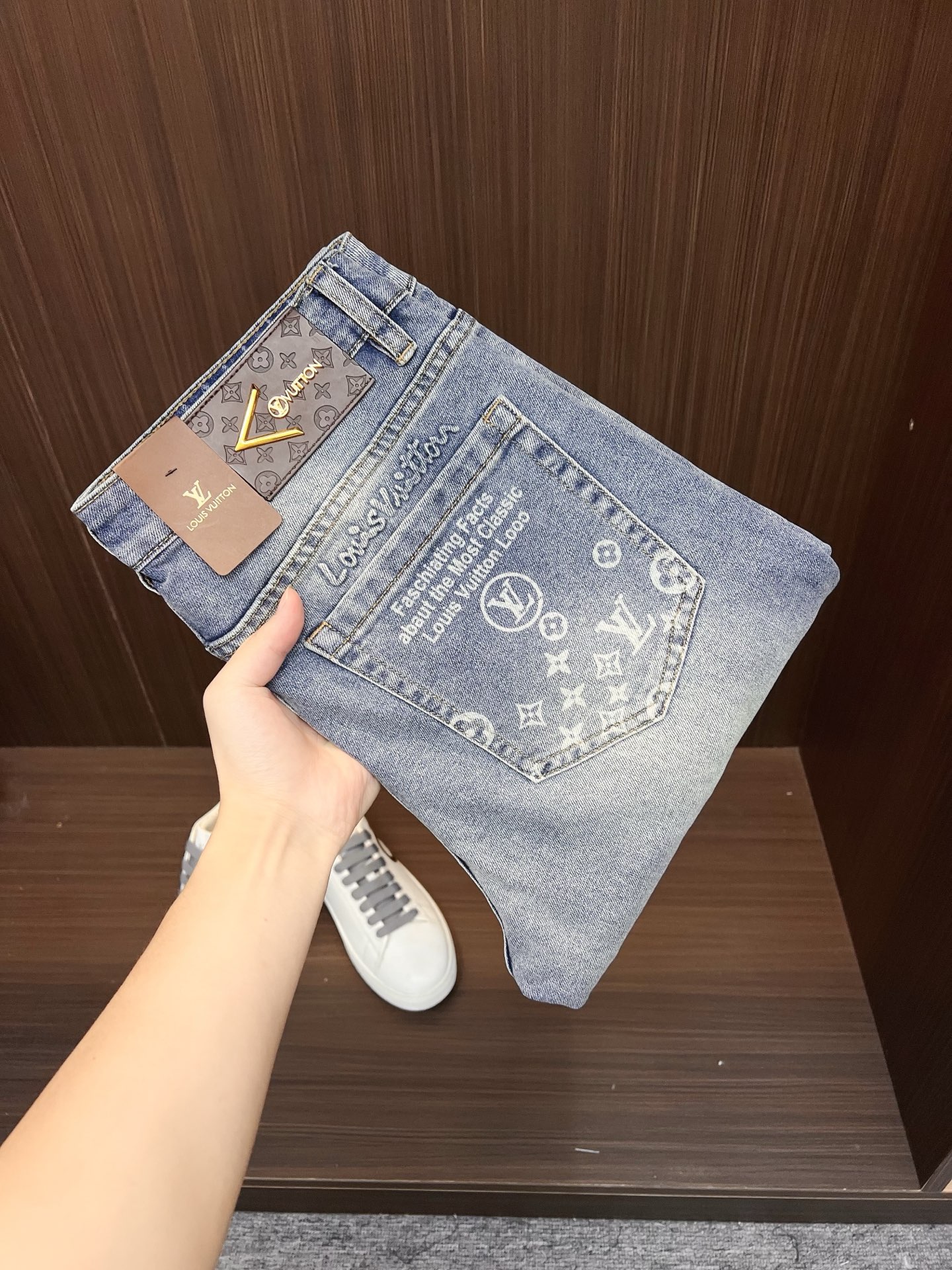 NO:526576,LV men's denim jeans, official album poster outfit style!  Customer-supplied high-quality imported denim original color fabric, specially selected Japanese Okayama pure 13oz ounce denim fabric, heavy environmentally friendly plant enzyme washing process, the texture has a light retro color, which is quite beautiful, and is very suitable for the autumn and winter color matching. The fabric is soft and delicate after washing, but has a strong bones and a little elastic, providing an excellent comfort experience. There is no damage to any craft elements throughout the body, retaining the purest tannin color!  The whole body details are so perfect, exquisite and exquisite. The latest waist leather marks highlight the brand's characteristics, and hardware accessories, leather marks, and wiring all reflect craftsmanship!  The style is perfectly tailored, and the hip lifting effect is excellent. It can easily sweep any top matching in the wardrobe. It has extensive compatibility and is satisfied with various daily outfits. It has a lot of upper body styles and must-have trousers for quality control and 1V masturbation control!  Size 28-38 None 35 37,,louis vuitton,jeans,alexander wang19860909LV 男士丹宁牛仔裤,官宣画册海报穿搭款！ 客供高级进口的丹宁原色面料,特选日本冈山纯正13oz 盎司牛仔布料,重磅环保植物酵素水洗工艺,肌理有着淡淡的复古色彩,相当漂亮,极符合秋冬的配色,面料经过水洗后柔软细腻,但筋骨感极强,且略带弹力,提供了绝佳的舒适体验,通身无任何工艺元素破坏,保留了最纯粹的丹宁本色！通身细节完美如斯,精湛且考究,最新的腰部皮标彰显了品牌特质,五金配件、皮标、走线无不体现出匠心工艺！版型剪裁完美,提臀修身效果绝佳,可轻松横扫衣橱任何的上装搭配,兼容性广泛,满足于日常各种穿搭,上身型款十足,于品质控及1V迷控者必入型裤装！ 尺码28-38 无35 37,,louis vuitton,jeans,alexander wang,Men's clothing