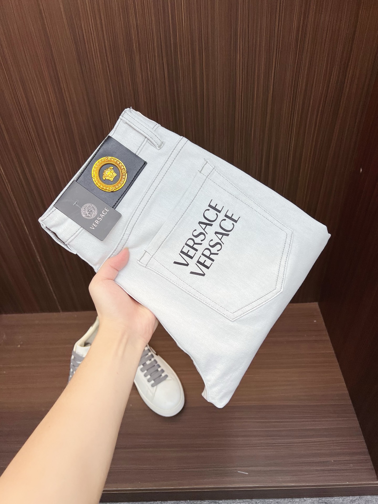 NO:526579,Versace men's denim jeans, official album poster outfit style!  Customer-supplied high-quality imported denim original color fabric, specially selected Japanese Okayama pure 13oz ounce denim fabric, heavy environmentally friendly plant enzyme washing process, the texture has a light retro color, which is quite beautiful, and is very suitable for the autumn and winter color matching. The fabric is soft and delicate after washing, but has a strong bones and a little elastic, providing an excellent comfort experience. There is no damage to any craft elements throughout the body, retaining the purest tannin color!  The whole body details are so perfect, exquisite and exquisite. The latest waist leather marks highlight the brand's characteristics, and hardware accessories, leather marks, and wiring all reflect craftsmanship!  The style is perfectly tailored, and the hip lifting effect is excellent. It can easily sweep any top matching in the wardrobe. It has extensive compatibility and is satisfied with various daily outfits. It has a lot of upper body styles and must-have trousers for quality control and 1V masturbation control!  Size 28-38 None 35 37, versace,jeans,alexander wang19860909范思哲 男士丹宁牛仔裤,官宣画册海报穿搭款！ 客供高级进口的丹宁原色面料,特选日本冈山纯正13oz 盎司牛仔布料,重磅环保植物酵素水洗工艺,肌理有着淡淡的复古色彩,相当漂亮,极符合秋冬的配色,面料经过水洗后柔软细腻,但筋骨感极强,且略带弹力,提供了绝佳的舒适体验,通身无任何工艺元素破坏,保留了最纯粹的丹宁本色！通身细节完美如斯,精湛且考究,最新的腰部皮标彰显了品牌特质,五金配件、皮标、走线无不体现出匠心工艺！版型剪裁完美,提臀修身效果绝佳,可轻松横扫衣橱任何的上装搭配,兼容性广泛,满足于日常各种穿搭,上身型款十足,于品质控及1V迷控者必入型裤装！ 尺码28-38 无35 37,,versace,jeans,alexander wang,Men's clothing