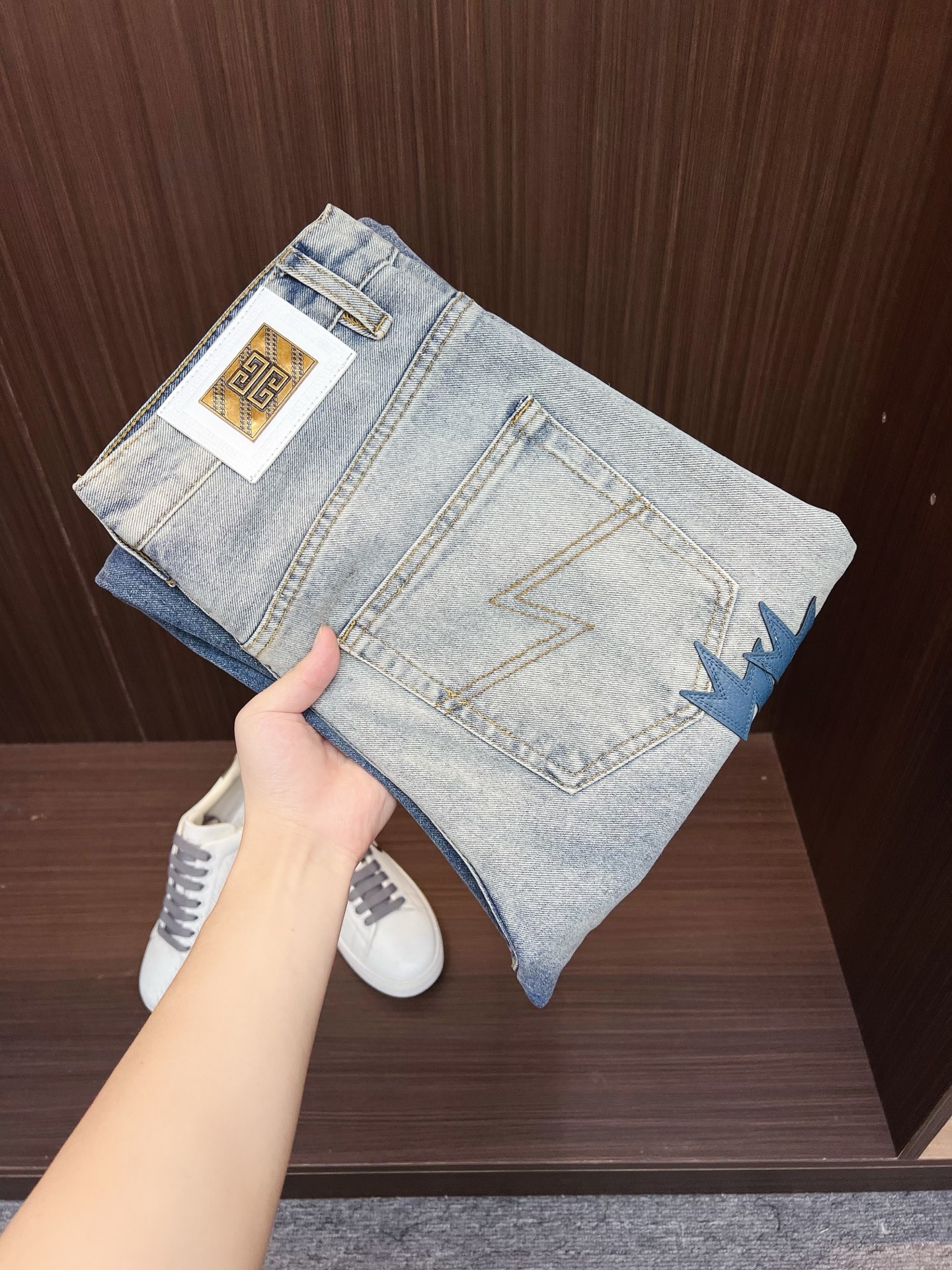 NO:526582,Givenchy men's denim jeans, official album poster outfits!  Customer-supplied high-quality imported denim original color fabric, specially selected Japanese Okayama pure 13oz ounce denim fabric, heavy environmentally friendly plant enzyme washing process, the texture has a light retro color, which is quite beautiful, and is very suitable for the autumn and winter color matching. The fabric is soft and delicate after washing, but has a strong bones and a little elastic, providing an excellent comfort experience. There is no damage to any craft elements throughout the body, retaining the purest tannin color!  The whole body details are so perfect, exquisite and exquisite. The latest waist leather marks highlight the brand's characteristics, and hardware accessories, leather marks, and wiring all reflect craftsmanship!  The style is perfectly tailored, and the hip lifting effect is excellent. It can easily sweep any top matching in the wardrobe. It has extensive compatibility and is satisfied with various daily outfits. It has a lot of upper body styles and must-have trousers for quality control and 1V masturbation control!  Size 28-38 None 35 37, given jeans,alexander wang19860909纪梵希 男士丹宁牛仔裤,官宣画册海报穿搭款！ 客供高级进口的丹宁原色面料,特选日本冈山纯正13oz 盎司牛仔布料,重磅环保植物酵素水洗工艺,肌理有着淡淡的复古色彩,相当漂亮,极符合秋冬的配色,面料经过水洗后柔软细腻,但筋骨感极强,且略带弹力,提供了绝佳的舒适体验,通身无任何工艺元素破坏,保留了最纯粹的丹宁本色！通身细节完美如斯,精湛且考究,最新的腰部皮标彰显了品牌特质,五金配件、皮标、走线无不体现出匠心工艺！版型剪裁完美,提臀修身效果绝佳,可轻松横扫衣橱任何的上装搭配,兼容性广泛,满足于日常各种穿搭,上身型款十足,于品质控及1V迷控者必入型裤装！ 尺码28-38 无35 37,,givenchy,jeans,alexander wang,Men's clothing