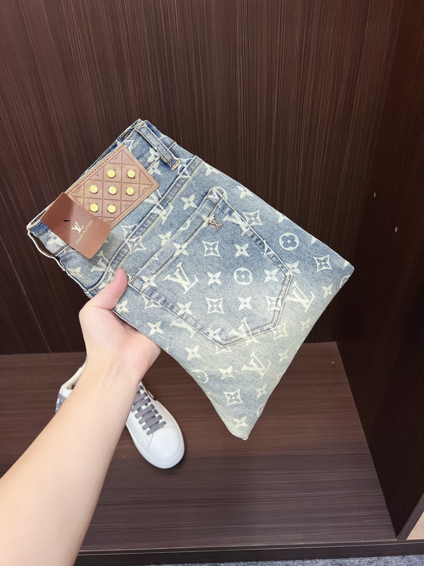 NO:526588,LV men's denim jeans, official album poster outfit style!  Customer-supplied high-quality imported denim original color fabric, specially selected Japanese Okayama pure 13oz ounce denim fabric, heavy environmentally friendly plant enzyme washing process, the texture has a light retro color, which is quite beautiful, and is very suitable for the autumn and winter color matching. The fabric is soft and delicate after washing, but has a strong bones and a little elastic, providing an excellent comfort experience. There is no damage to any craft elements throughout the body, retaining the purest tannin color!  The whole body details are so perfect, exquisite and exquisite. The latest waist leather marks highlight the brand's characteristics, and hardware accessories, leather marks, and wiring all reflect craftsmanship!  The style is perfectly tailored, and the hip lifting effect is excellent. It can easily sweep any top matching in the wardrobe. It has extensive compatibility and is satisfied with various daily outfits. It has a lot of upper body styles and must-have trousers for quality control and 1V masturbation control!  Size 28-38 None 35 37,,louis vuitton,jeans,alexander wang19860909LV 男士丹宁牛仔裤,官宣画册海报穿搭款！ 客供高级进口的丹宁原色面料,特选日本冈山纯正13oz 盎司牛仔布料,重磅环保植物酵素水洗工艺,肌理有着淡淡的复古色彩,相当漂亮,极符合秋冬的配色,面料经过水洗后柔软细腻,但筋骨感极强,且略带弹力,提供了绝佳的舒适体验,通身无任何工艺元素破坏,保留了最纯粹的丹宁本色！通身细节完美如斯,精湛且考究,最新的腰部皮标彰显了品牌特质,五金配件、皮标、走线无不体现出匠心工艺！版型剪裁完美,提臀修身效果绝佳,可轻松横扫衣橱任何的上装搭配,兼容性广泛,满足于日常各种穿搭,上身型款十足,于品质控及1V迷控者必入型裤装！ 尺码28-38 无35 37,,louis vuitton,jeans,alexander wang,Men's clothing