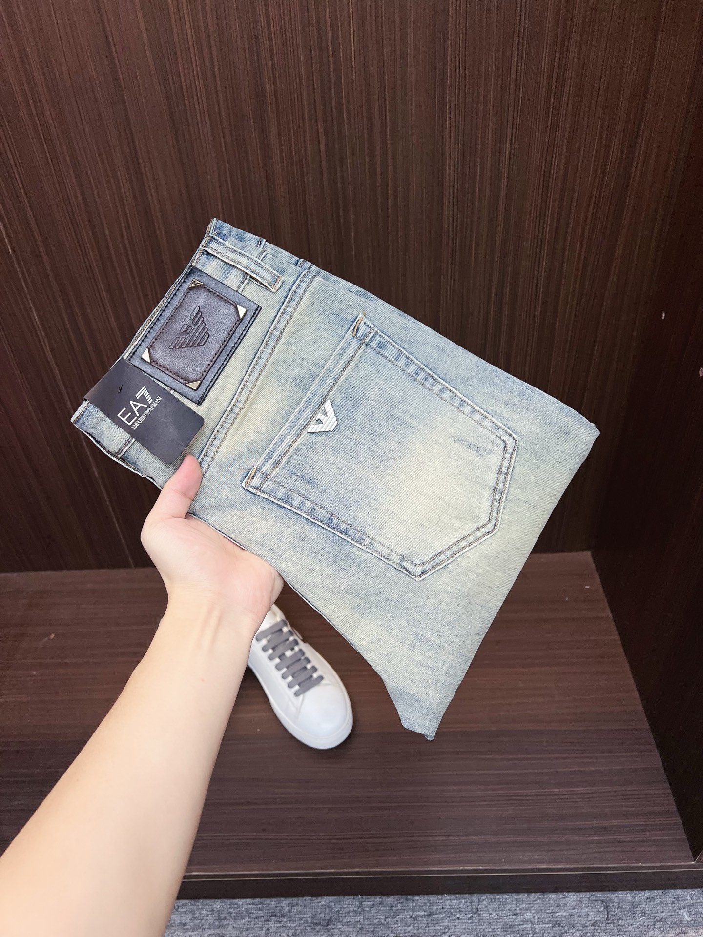 NO:526591,Armani Men's denim jeans, official album poster outfit!  Customer-supplied high-quality imported denim original color fabric, specially selected Japanese Okayama pure 13oz ounce denim fabric, heavy environmentally friendly plant enzyme washing process, the texture has a light retro color, which is quite beautiful, and is very suitable for the autumn and winter color matching. The fabric is soft and delicate after washing, but has a strong bones and a little elastic, providing an excellent comfort experience. There is no damage to any craft elements throughout the body, retaining the purest tannin color!  The whole body details are so perfect, exquisite and exquisite. The latest waist leather marks highlight the brand's characteristics, and hardware accessories, leather marks, and wiring all reflect craftsmanship!  The style is perfectly tailored, and the hip lifting effect is excellent. It can easily sweep any top matching in the wardrobe. It has extensive compatibility and is satisfied with various daily outfits. It has a lot of upper body styles and must-have trousers for quality control and 1V masturbation control!  Size 28-38 None 35 37, Armani,armani,jeans,alexander wang19860909Armani 阿玛尼 男士丹宁牛仔裤,官宣画册海报穿搭款！ 客供高级进口的丹宁原色面料,特选日本冈山纯正13oz 盎司牛仔布料,重磅环保植物酵素水洗工艺,肌理有着淡淡的复古色彩,相当漂亮,极符合秋冬的配色,面料经过水洗后柔软细腻,但筋骨感极强,且略带弹力,提供了绝佳的舒适体验,通身无任何工艺元素破坏,保留了最纯粹的丹宁本色！通身细节完美如斯,精湛且考究,最新的腰部皮标彰显了品牌特质,五金配件、皮标、走线无不体现出匠心工艺！版型剪裁完美,提臀修身效果绝佳,可轻松横扫衣橱任何的上装搭配,兼容性广泛,满足于日常各种穿搭,上身型款十足,于品质控及1V迷控者必入型裤装！ 尺码28-38 无35 37,,armani,armani,jeans,alexander wang,Men's clothing