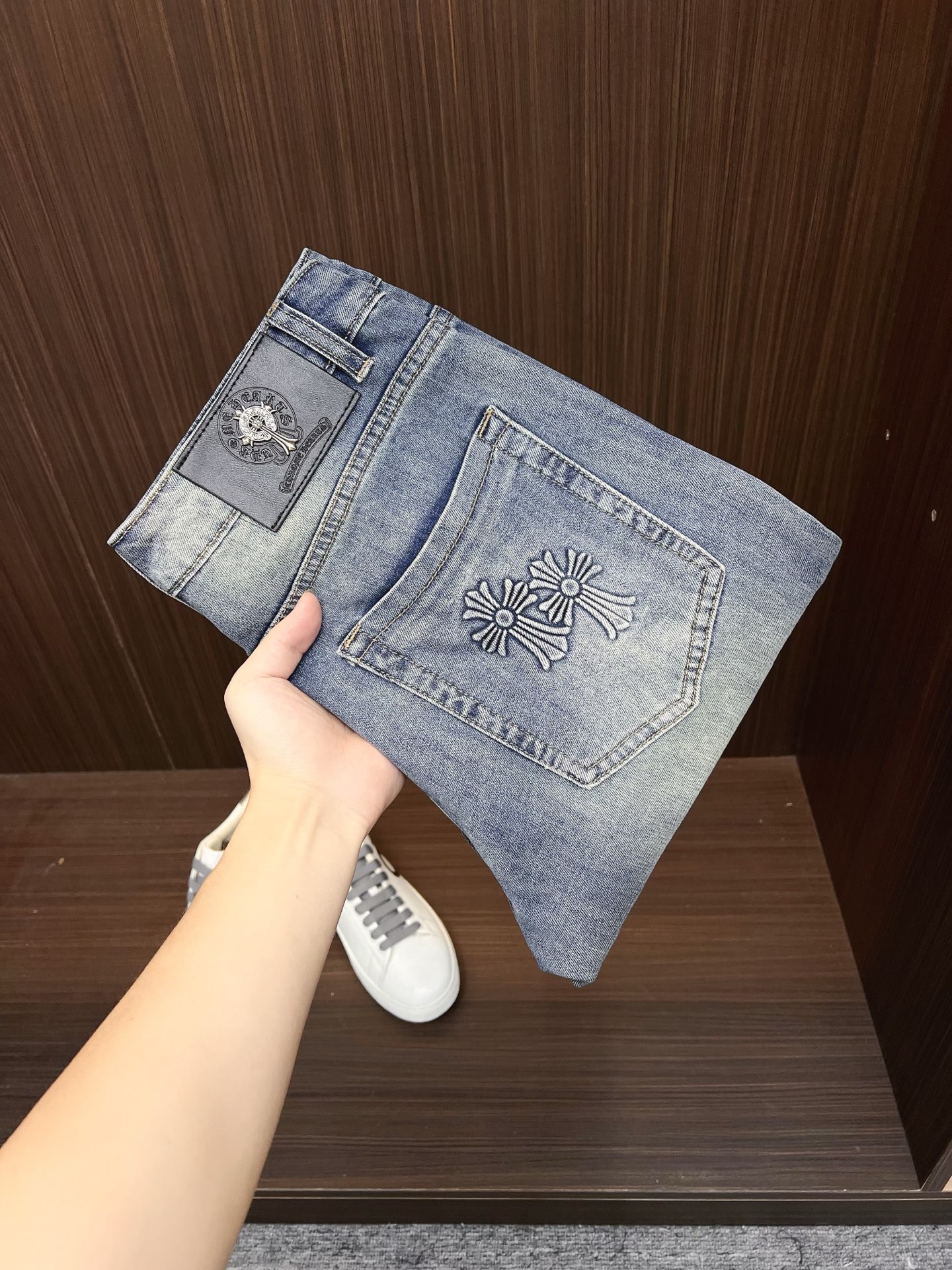 NO:526597,Croxin Men's denim jeans, official album poster outfit style!  Customer-supplied high-quality imported denim original color fabric, specially selected Japanese Okayama pure 13oz ounce denim fabric, heavy environmentally friendly plant enzyme washing process, the texture has a light retro color, which is quite beautiful, and is very suitable for the autumn and winter color matching. The fabric is soft and delicate after washing, but has a strong bones and a little elastic, providing an excellent comfort experience. There is no damage to any craft elements throughout the body, retaining the purest tannin color!  The whole body details are so perfect, exquisite and exquisite. The latest waist leather marks highlight the brand's characteristics, and hardware accessories, leather marks, and wiring all reflect craftsmanship!  The style is perfectly tailored, and the hip lifting effect is excellent. It can easily sweep any top matching in the wardrobe. It has extensive compatibility and is satisfied with various daily outfits. It has a lot of upper body styles and must-have trousers for quality control and 1V masturbation control!  Size 28-38 None 35 37, chrome hearts, jeans, alexander wang19860909克罗心 男士丹宁牛仔裤,官宣画册海报穿搭款！ 客供高级进口的丹宁原色面料,特选日本冈山纯正13oz 盎司牛仔布料,重磅环保植物酵素水洗工艺,肌理有着淡淡的复古色彩,相当漂亮,极符合秋冬的配色,面料经过水洗后柔软细腻,但筋骨感极强,且略带弹力,提供了绝佳的舒适体验,通身无任何工艺元素破坏,保留了最纯粹的丹宁本色！通身细节完美如斯,精湛且考究,最新的腰部皮标彰显了品牌特质,五金配件、皮标、走线无不体现出匠心工艺！版型剪裁完美,提臀修身效果绝佳,可轻松横扫衣橱任何的上装搭配,兼容性广泛,满足于日常各种穿搭,上身型款十足,于品质控及1V迷控者必入型裤装！ 尺码28-38 无35 37,,chrome hearts,jeans,alexander wang,Men's clothing