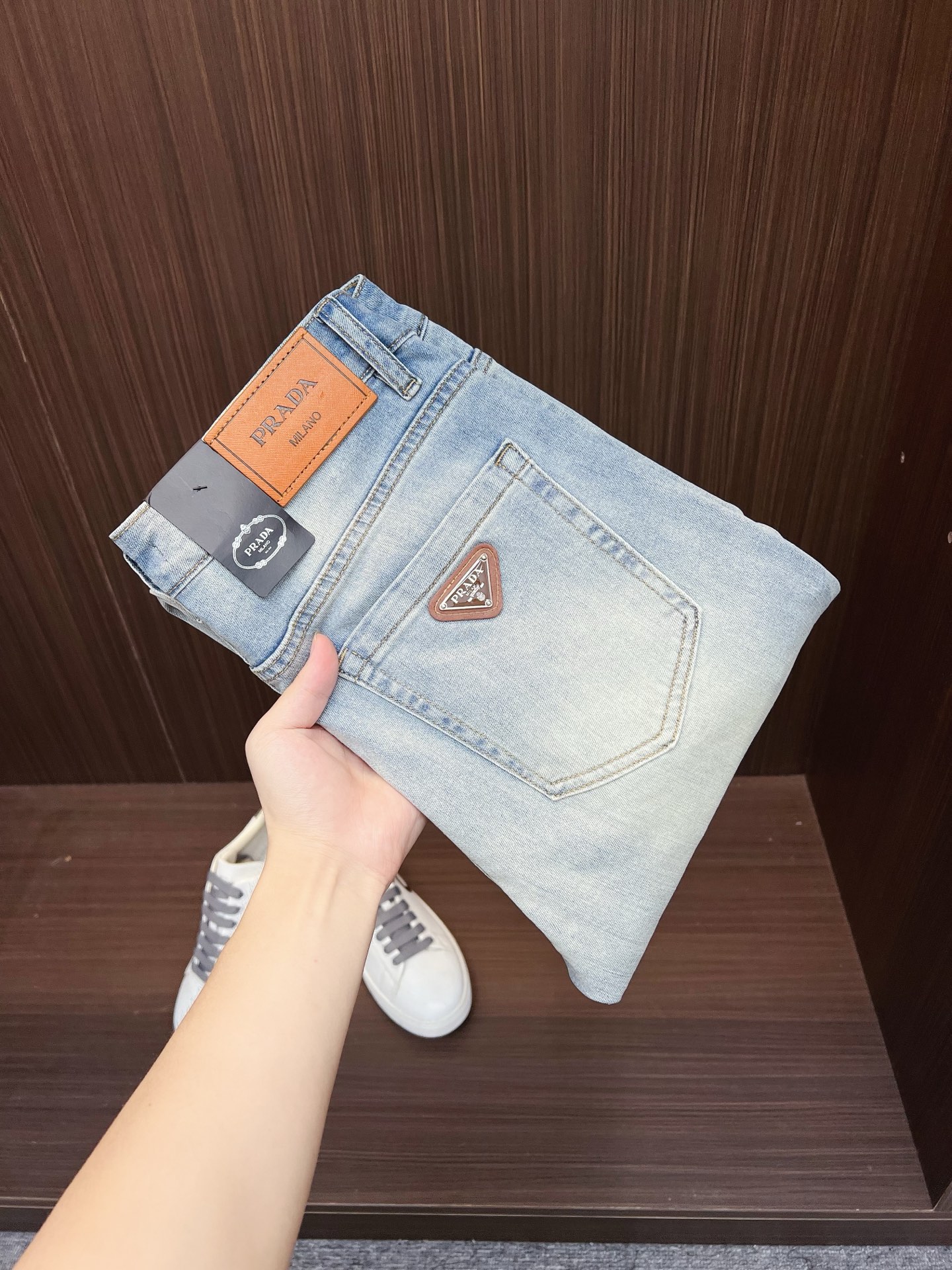 NO:526600,PRADA men's denim jeans, official album poster outfit style!  Customer-supplied high-quality imported denim original color fabric, specially selected Japanese Okayama pure 13oz ounce denim fabric, heavy environmentally friendly plant enzyme washing process, the texture has a light retro color, which is quite beautiful, and is very suitable for the autumn and winter color matching. The fabric is soft and delicate after washing, but has a strong bones and a little elastic, providing an excellent comfort experience. There is no damage to any craft elements throughout the body, retaining the purest tannin color!  The whole body details are so perfect, exquisite and exquisite. The latest waist leather marks highlight the brand's characteristics, and hardware accessories, leather marks, and wiring all reflect craftsmanship!  The style is perfectly tailored, and the hip lifting effect is excellent. It can easily sweep any top matching in the wardrobe. It has extensive compatibility and is satisfied with various daily outfits. It has a lot of upper body styles and must-have trousers for quality control and 1V masturbation control!  Size 28-38 None 35 37,,prada,prada,jeans,alexander wang19860909PRADA 普拉达 男士丹宁牛仔裤,官宣画册海报穿搭款！ 客供高级进口的丹宁原色面料,特选日本冈山纯正13oz 盎司牛仔布料,重磅环保植物酵素水洗工艺,肌理有着淡淡的复古色彩,相当漂亮,极符合秋冬的配色,面料经过水洗后柔软细腻,但筋骨感极强,且略带弹力,提供了绝佳的舒适体验,通身无任何工艺元素破坏,保留了最纯粹的丹宁本色！通身细节完美如斯,精湛且考究,最新的腰部皮标彰显了品牌特质,五金配件、皮标、走线无不体现出匠心工艺！版型剪裁完美,提臀修身效果绝佳,可轻松横扫衣橱任何的上装搭配,兼容性广泛,满足于日常各种穿搭,上身型款十足,于品质控及1V迷控者必入型裤装！ 尺码28-38 无35 37,,prada,prada,jeans,alexander wang,Men's clothing