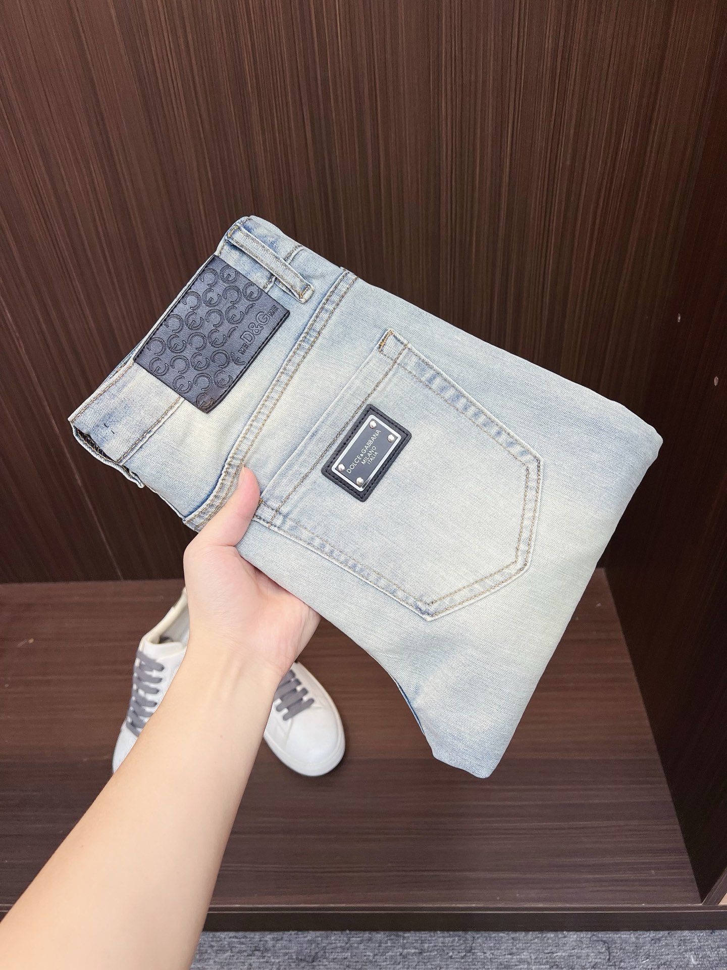 NO:526577,DG men's denim jeans, official album poster outfit style!  Customer-supplied high-quality imported denim original color fabric, specially selected Japanese Okayama pure 13oz ounce denim fabric, heavy environmentally friendly plant enzyme washing process, the texture has a light retro color, which is quite beautiful, and is very suitable for the autumn and winter color matching. The fabric is soft and delicate after washing, but has a strong bones and a little elastic, providing an excellent comfort experience. There is no damage to any craft elements throughout the body, retaining the purest tannin color!  The whole body details are so perfect, exquisite and exquisite. The latest waist leather marks highlight the brand's characteristics, and hardware accessories, leather marks, and wiring all reflect craftsmanship!  The style is perfectly tailored, and the hip lifting effect is excellent. It can easily sweep any top matching in the wardrobe. It has extensive compatibility and is satisfied with various daily outfits. It has a lot of upper body styles and must-have trousers for quality control and 1V masturbation control!  Size 28-38 None 35 37,,jeans,alexander wang19860909DG 男士丹宁牛仔裤,官宣画册海报穿搭款！ 客供高级进口的丹宁原色面料,特选日本冈山纯正13oz 盎司牛仔布料,重磅环保植物酵素水洗工艺,肌理有着淡淡的复古色彩,相当漂亮,极符合秋冬的配色,面料经过水洗后柔软细腻,但筋骨感极强,且略带弹力,提供了绝佳的舒适体验,通身无任何工艺元素破坏,保留了最纯粹的丹宁本色！通身细节完美如斯,精湛且考究,最新的腰部皮标彰显了品牌特质,五金配件、皮标、走线无不体现出匠心工艺！版型剪裁完美,提臀修身效果绝佳,可轻松横扫衣橱任何的上装搭配,兼容性广泛,满足于日常各种穿搭,上身型款十足,于品质控及1V迷控者必入型裤装！ 尺码28-38 无35 37,,jeans,alexander wang,Men's clothing