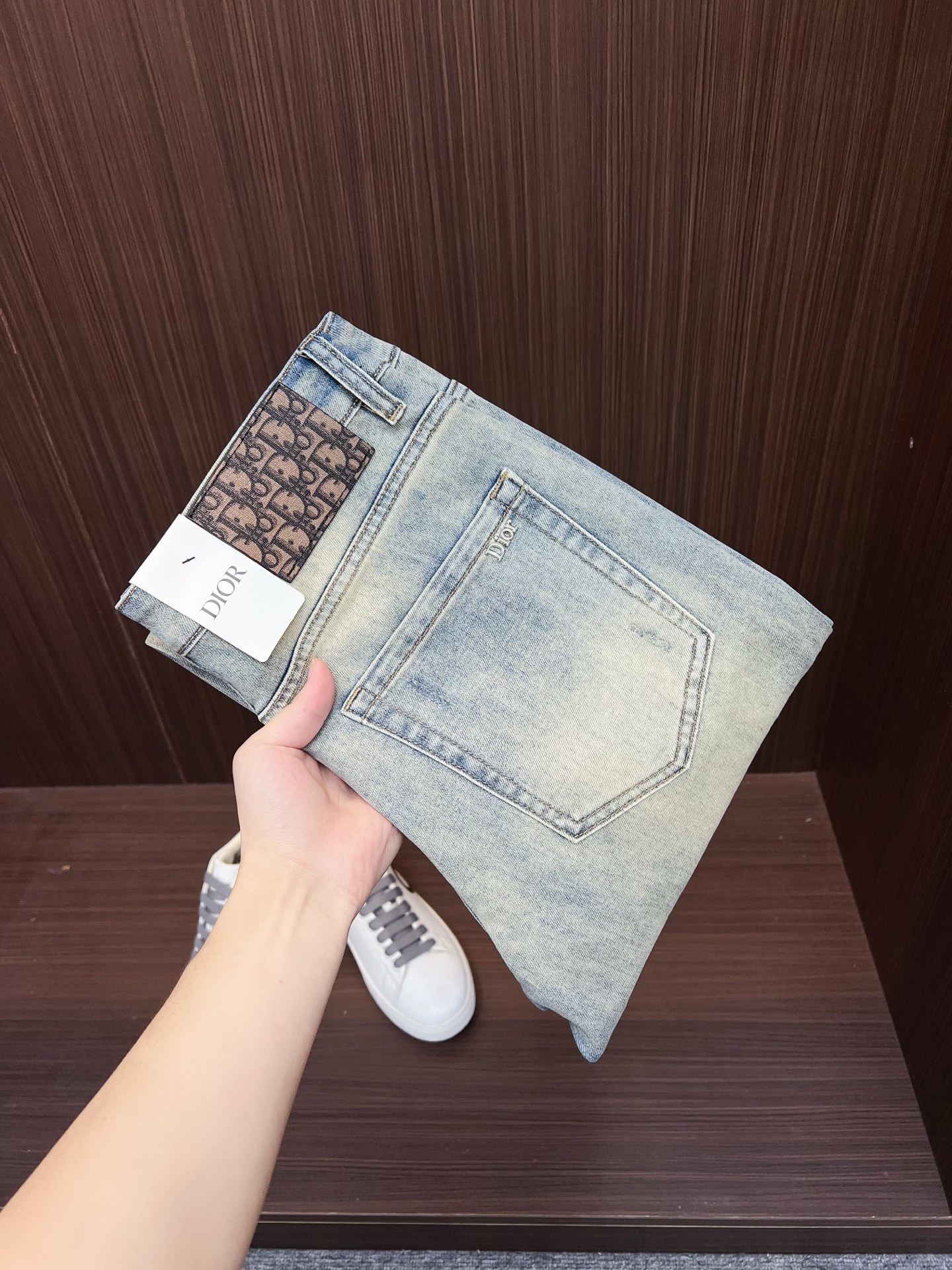 NO:526583,Dior men's denim jeans, official album poster outfit style!  Customer-supplied high-quality imported denim original color fabric, specially selected Japanese Okayama pure 13oz ounce denim fabric, heavy environmentally friendly plant enzyme washing process, the texture has a light retro color, which is quite beautiful, and is very suitable for the autumn and winter color matching. The fabric is soft and delicate after washing, but has a strong bones and a little elastic, providing an excellent comfort experience. There is no damage to any craft elements throughout the body, retaining the purest tannin color!  The whole body details are so perfect, exquisite and exquisite. The latest waist leather marks highlight the brand's characteristics, and hardware accessories, leather marks, and wiring all reflect craftsmanship!  The style is perfectly tailored, and the hip lifting effect is excellent. It can easily sweep any top matching in the wardrobe. It has extensive compatibility and is satisfied with various daily outfits. It has a lot of upper body styles and must-have trousers for quality control and 1V masturbation control!  Size 28-38 None 35 37,,dior,dior,jeans,alexander wang19860909Dior 迪奥 男士丹宁牛仔裤,官宣画册海报穿搭款！ 客供高级进口的丹宁原色面料,特选日本冈山纯正13oz 盎司牛仔布料,重磅环保植物酵素水洗工艺,肌理有着淡淡的复古色彩,相当漂亮,极符合秋冬的配色,面料经过水洗后柔软细腻,但筋骨感极强,且略带弹力,提供了绝佳的舒适体验,通身无任何工艺元素破坏,保留了最纯粹的丹宁本色！通身细节完美如斯,精湛且考究,最新的腰部皮标彰显了品牌特质,五金配件、皮标、走线无不体现出匠心工艺！版型剪裁完美,提臀修身效果绝佳,可轻松横扫衣橱任何的上装搭配,兼容性广泛,满足于日常各种穿搭,上身型款十足,于品质控及1V迷控者必入型裤装！ 尺码28-38 无35 37,,dior,dior,jeans,alexander wang,Men's clothing