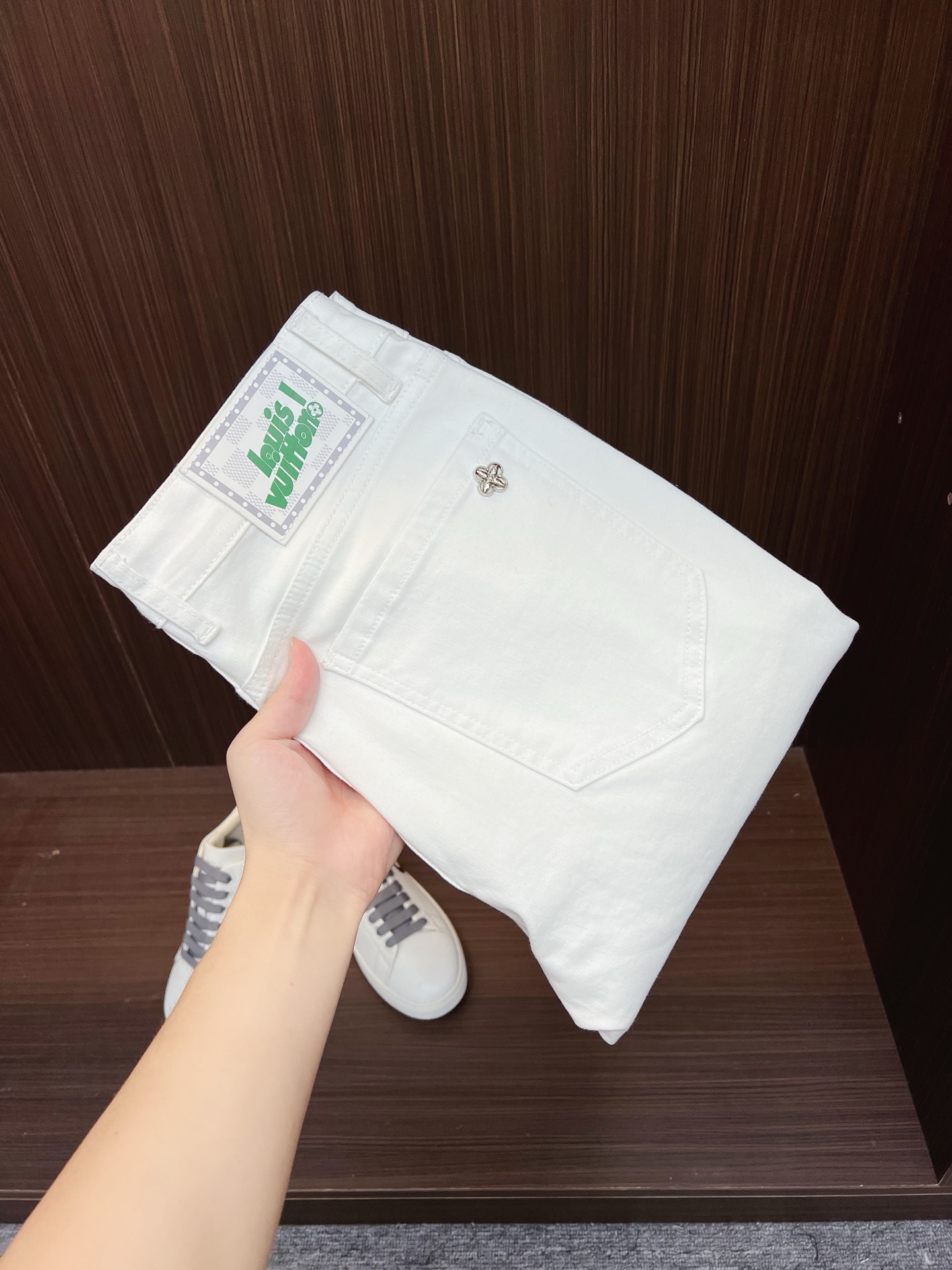 NO:526580,LV men's denim jeans, official album poster outfit style!  Customer-supplied high-quality imported denim original color fabric, specially selected Japanese Okayama pure 13oz ounce denim fabric, heavy environmentally friendly plant enzyme washing process, the texture has a light retro color, which is quite beautiful, and is very suitable for the autumn and winter color matching. The fabric is soft and delicate after washing, but has a strong bones and a little elastic, providing an excellent comfort experience. There is no damage to any craft elements throughout the body, retaining the purest tannin color!  The whole body details are so perfect, exquisite and exquisite. The latest waist leather marks highlight the brand's characteristics, and hardware accessories, leather marks, and wiring all reflect craftsmanship!  The style is perfectly tailored, and the hip lifting effect is excellent. It can easily sweep any top matching in the wardrobe. It has extensive compatibility and is satisfied with various daily outfits. It has a lot of upper body styles and must-have trousers for quality control and 1V masturbation control!  Size 28-38 None 35 37,,louis vuitton,jeans,alexander wang19860909LV 男士丹宁牛仔裤,官宣画册海报穿搭款！ 客供高级进口的丹宁原色面料,特选日本冈山纯正13oz 盎司牛仔布料,重磅环保植物酵素水洗工艺,肌理有着淡淡的复古色彩,相当漂亮,极符合秋冬的配色,面料经过水洗后柔软细腻,但筋骨感极强,且略带弹力,提供了绝佳的舒适体验,通身无任何工艺元素破坏,保留了最纯粹的丹宁本色！通身细节完美如斯,精湛且考究,最新的腰部皮标彰显了品牌特质,五金配件、皮标、走线无不体现出匠心工艺！版型剪裁完美,提臀修身效果绝佳,可轻松横扫衣橱任何的上装搭配,兼容性广泛,满足于日常各种穿搭,上身型款十足,于品质控及1V迷控者必入型裤装！ 尺码28-38 无35 37,,louis vuitton,jeans,alexander wang,Men's clothing