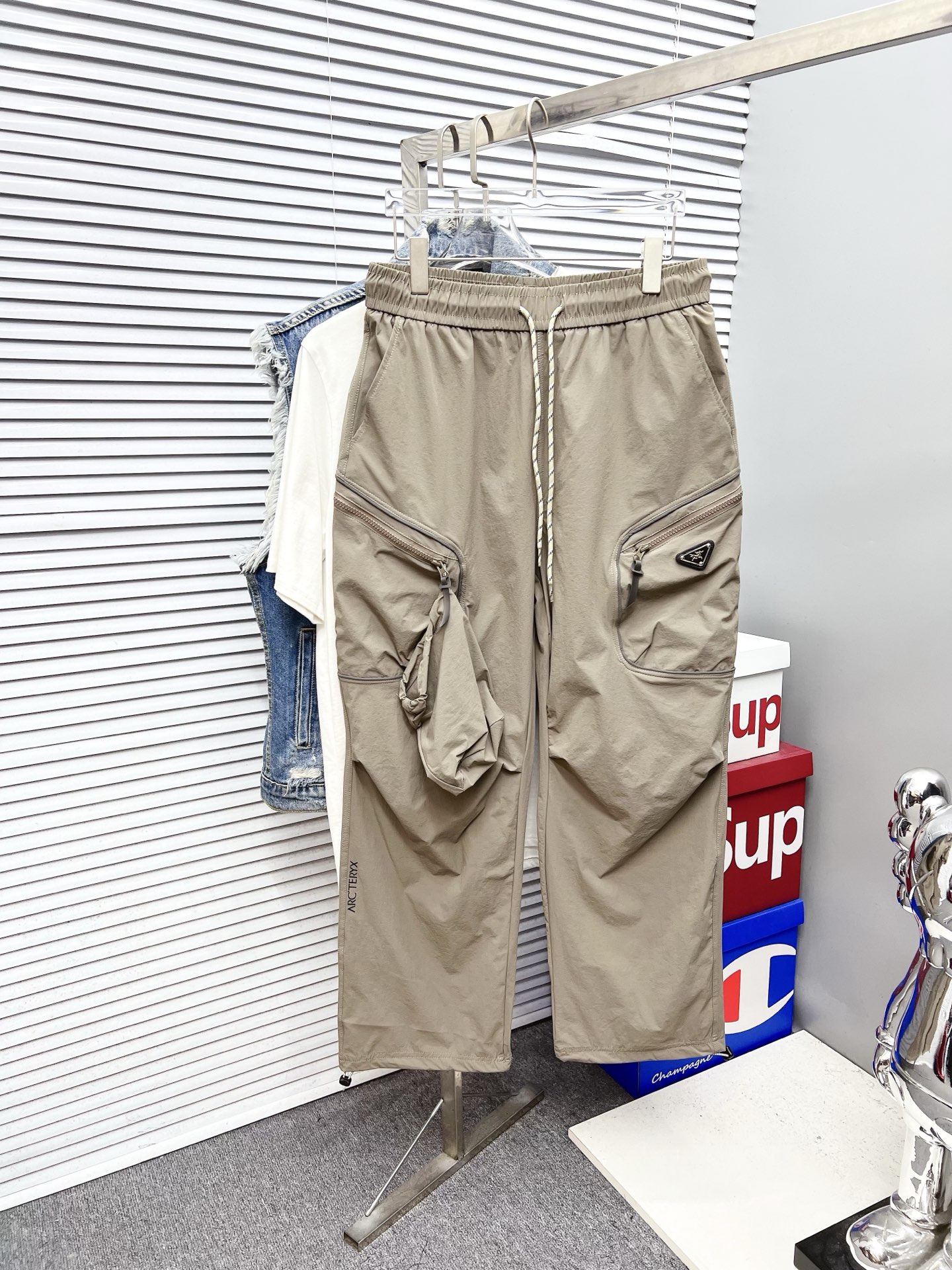 NO:521081,Archaeopteryx 2025ss Spring and Summer New Styles New Styles Men's Working Leisure Pants, Business Leisure Styles!  !  The fabric is important!  Baby's skin is smooth!  !  Customer supplies fixed fabrics, and you can find that they are very smooth fabrics, soft and skin-friendly. The upper body is crisp and stylish, and the surface has a warm and shiny feeling. It is high-end and textured. The upper body is very distinctive, with classic brand logo embellishment, elegant and natural style, moderate thickness, suitable for early spring wear, and the hardware and accessories are all in all quality!  A model that is very practical for business and casual wear. Size M-2XL, arc'teryx, alexander wang19860909始祖鸟 2025ss春夏新款新款男士工装休闲裤、商务休闲款！！重在面料！婴儿肌肤般的柔滑！！客供定织料,入手便知极具柔滑面料,手感柔软亲肤,上身挺括有型,表面又有着温润的光泽感,高档而显质感,经典细节处理,上身很有特点,经典品牌标识点缀,优雅自然的版型,厚度适中,适合早春穿着,五金辅料全品相！商务休闲都很实穿的一款.尺码M-2XL,arc'teryx,alexander wang,Men's clothing