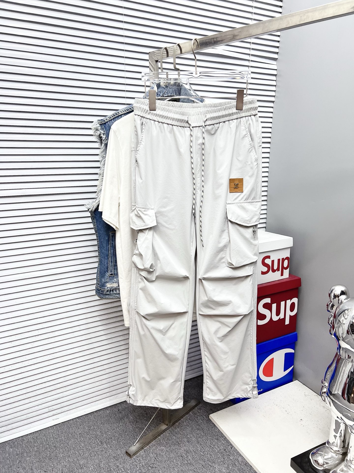 NO:521084,LV 2025ss Spring and Summer New Styles New Styles Men's Working Leisure Pants, Business Leisure Styles!  !  The fabric is important!  Baby's skin is smooth!  !  Customer supplies fixed fabrics, and you can find that they are very smooth fabrics, soft and skin-friendly. The upper body is crisp and stylish, and the surface has a warm and shiny feeling. It is high-end and textured. The upper body is very distinctive, with classic brand logo embellishment, elegant and natural style, moderate thickness, suitable for early spring wear, and the hardware and accessories are all in all quality!  A model that is very practical for business and casual wear. Size M-2XL, louis vuitton, alexander wang19860909LV 2025ss春夏新款新款男士工装休闲裤、商务休闲款！！重在面料！婴儿肌肤般的柔滑！！客供定织料,入手便知极具柔滑面料,手感柔软亲肤,上身挺括有型,表面又有着温润的光泽感,高档而显质感,经典细节处理,上身很有特点,经典品牌标识点缀,优雅自然的版型,厚度适中,适合早春穿着,五金辅料全品相！商务休闲都很实穿的一款.尺码M-2XL,,louis vuitton,alexander wang,Men's clothing