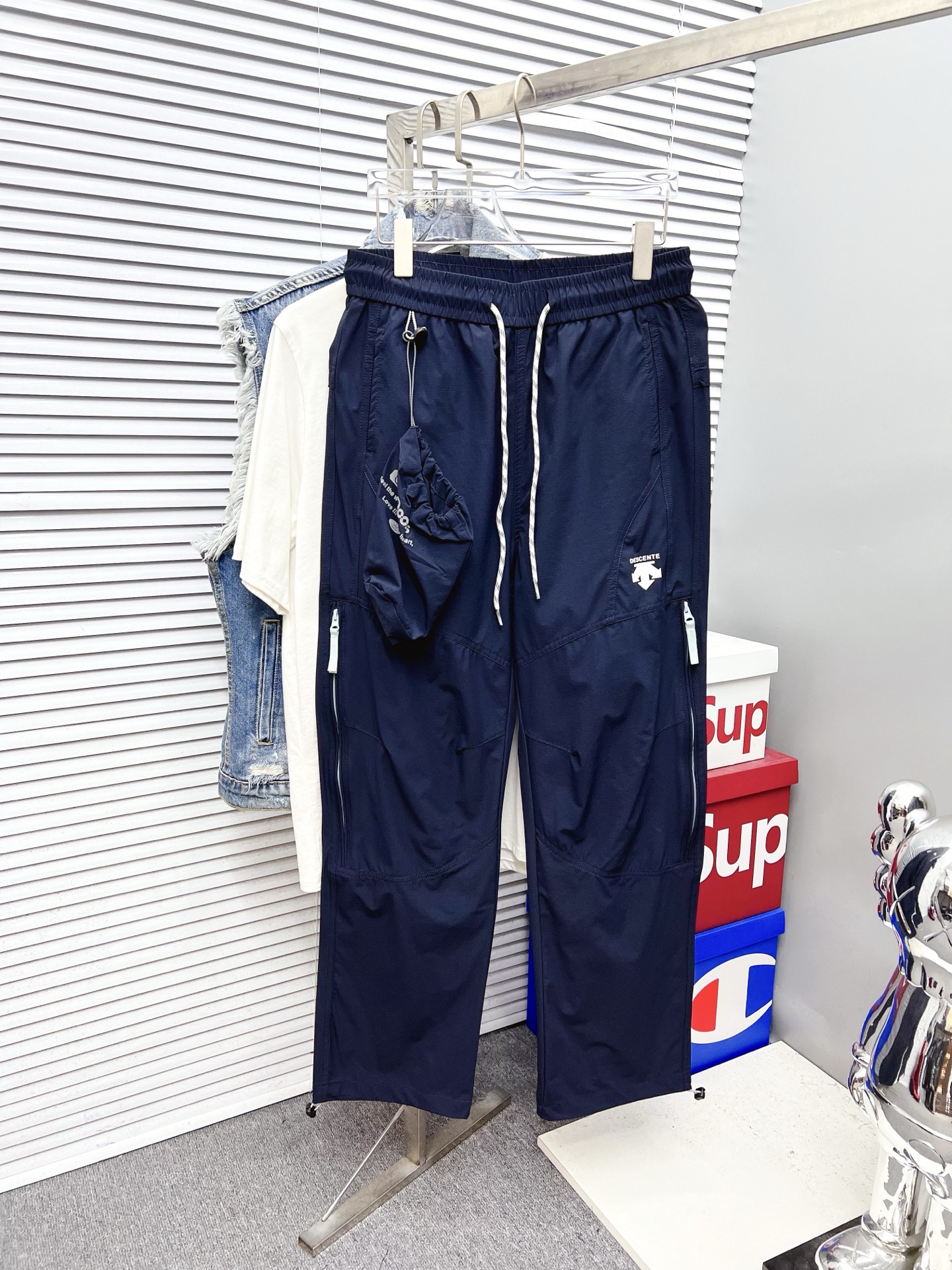 NO:521087,Dishante 2025ss Spring and Summer New Style New Men's Working Leisure Pants, Business Leisure Style!  !  The fabric is important!  Baby's skin is smooth!  !  Customer supplies fixed fabrics, and you can find that they are very smooth fabrics, soft and skin-friendly. The upper body is crisp and stylish, and the surface has a warm and shiny feeling. It is high-end and textured. The upper body is very distinctive, with classic brand logo embellishment, elegant and natural style, moderate thickness, suitable for early spring wear, and the hardware and accessories are all in all quality!  A model that is very practical for both business and casual wear. Size M-2XL, alexander wang19860909迪山特 2025ss春夏新款新款男士工装休闲裤、商务休闲款！！重在面料！婴儿肌肤般的柔滑！！客供定织料,入手便知极具柔滑面料,手感柔软亲肤,上身挺括有型,表面又有着温润的光泽感,高档而显质感,经典细节处理,上身很有特点,经典品牌标识点缀,优雅自然的版型,厚度适中,适合早春穿着,五金辅料全品相！商务休闲都很实穿的一款.尺码M-2XL,,alexander wang,Men's clothing