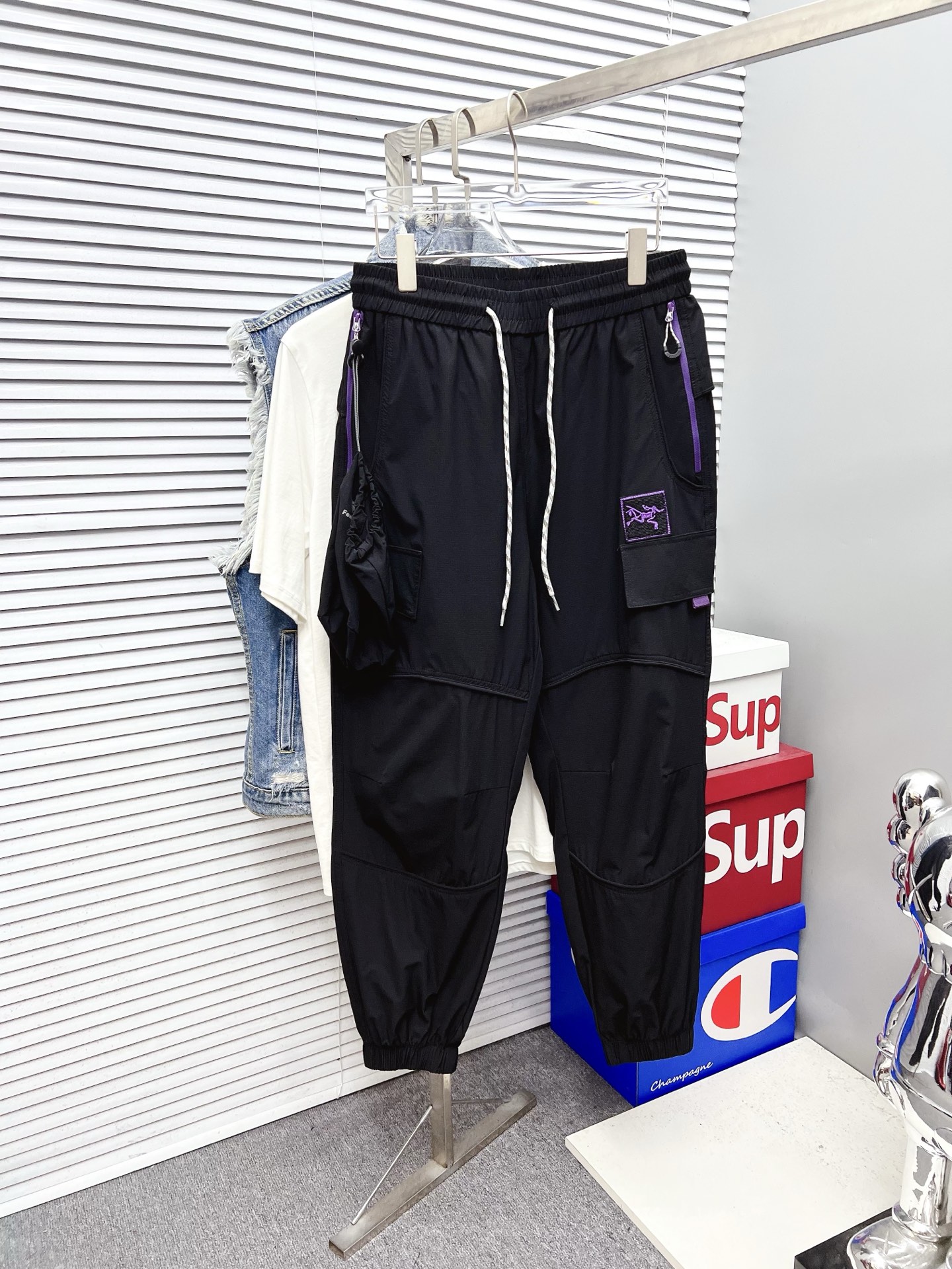 NO:521090,Archaeopteryx 2025ss Spring and Summer New Styles New Styles Men's Working Leisure Pants, Business Leisure Styles!  !  The fabric is important!  Baby's skin is smooth!  !  Customer supplies fixed fabrics, and you can find that they are very smooth fabrics, soft and skin-friendly. The upper body is crisp and stylish, and the surface has a warm and shiny feeling. It is high-end and textured. The upper body is very distinctive, with classic brand logo embellishment, elegant and natural style, moderate thickness, suitable for early spring wear, and the hardware and accessories are all in all quality!  A model that is very practical for business and casual wear. Size M-2XL, arc'teryx, alexander wang19860909始祖鸟 2025ss春夏新款新款男士工装休闲裤、商务休闲款！！重在面料！婴儿肌肤般的柔滑！！客供定织料,入手便知极具柔滑面料,手感柔软亲肤,上身挺括有型,表面又有着温润的光泽感,高档而显质感,经典细节处理,上身很有特点,经典品牌标识点缀,优雅自然的版型,厚度适中,适合早春穿着,五金辅料全品相！商务休闲都很实穿的一款.尺码M-2XL,arc'teryx,alexander wang,Men's clothing