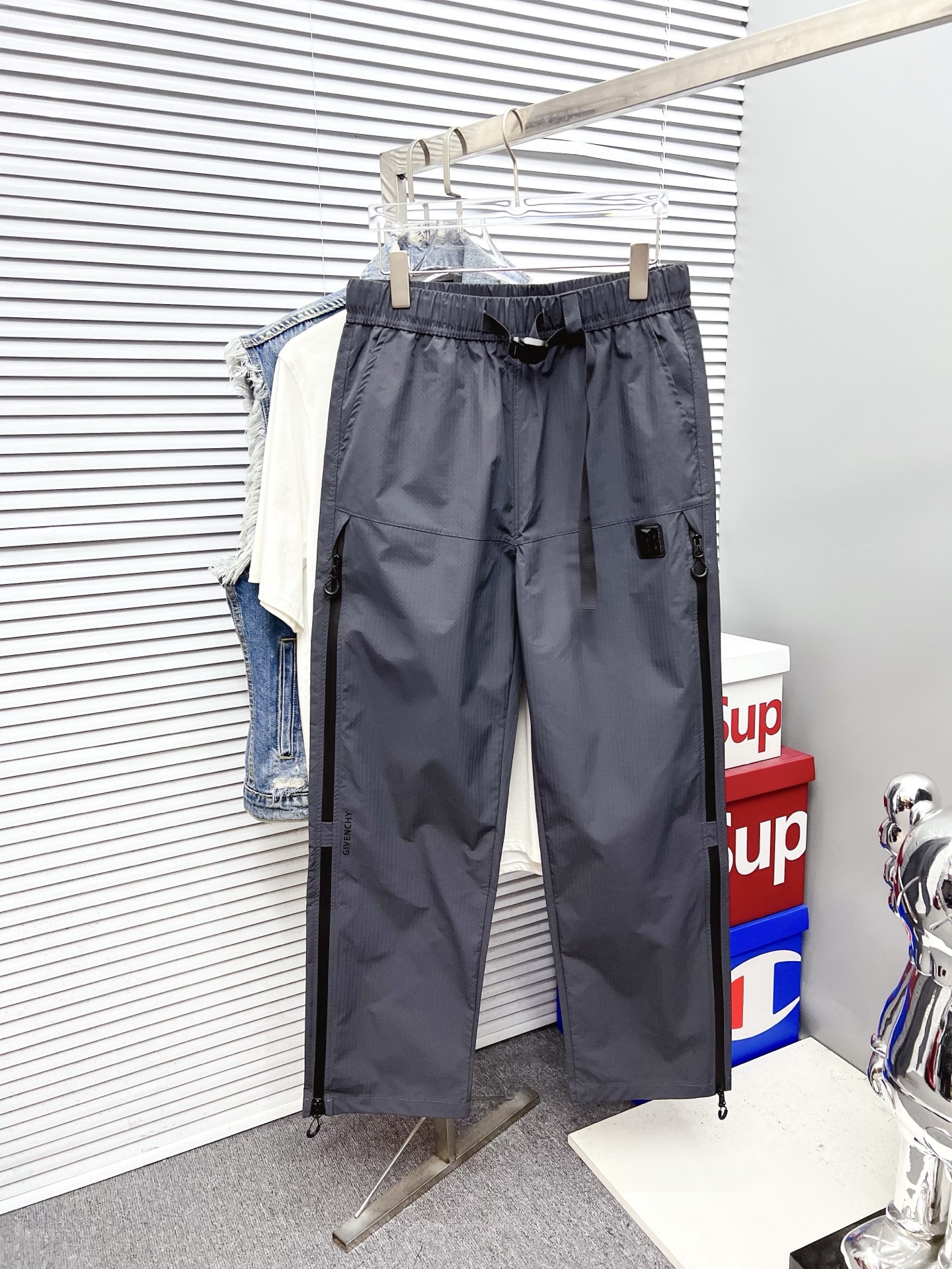 NO:521093,Givenchy 2025ss Spring and Summer New Styles New Styles Men's Working Leisure Pants, Business Leisure Styles!  !  The fabric is important!  Baby's skin is smooth!  !  Customer supplies fixed fabrics, and you can find that they are very smooth fabrics, soft and skin-friendly. The upper body is crisp and stylish, and the surface has a warm and shiny feeling. It is high-end and textured. The upper body is very distinctive, with classic brand logo embellishment, elegant and natural style, moderate thickness, suitable for early spring wear, and the hardware and accessories are all in all quality!  A model that is very practical for business and casual wear. Size M-2XL, given, alexander wang19860909纪梵希 2025ss春夏新款新款男士工装休闲裤、商务休闲款！！重在面料！婴儿肌肤般的柔滑！！客供定织料,入手便知极具柔滑面料,手感柔软亲肤,上身挺括有型,表面又有着温润的光泽感,高档而显质感,经典细节处理,上身很有特点,经典品牌标识点缀,优雅自然的版型,厚度适中,适合早春穿着,五金辅料全品相！商务休闲都很实穿的一款.尺码M-2XL,,givenchy,alexander wang,Men's clothing