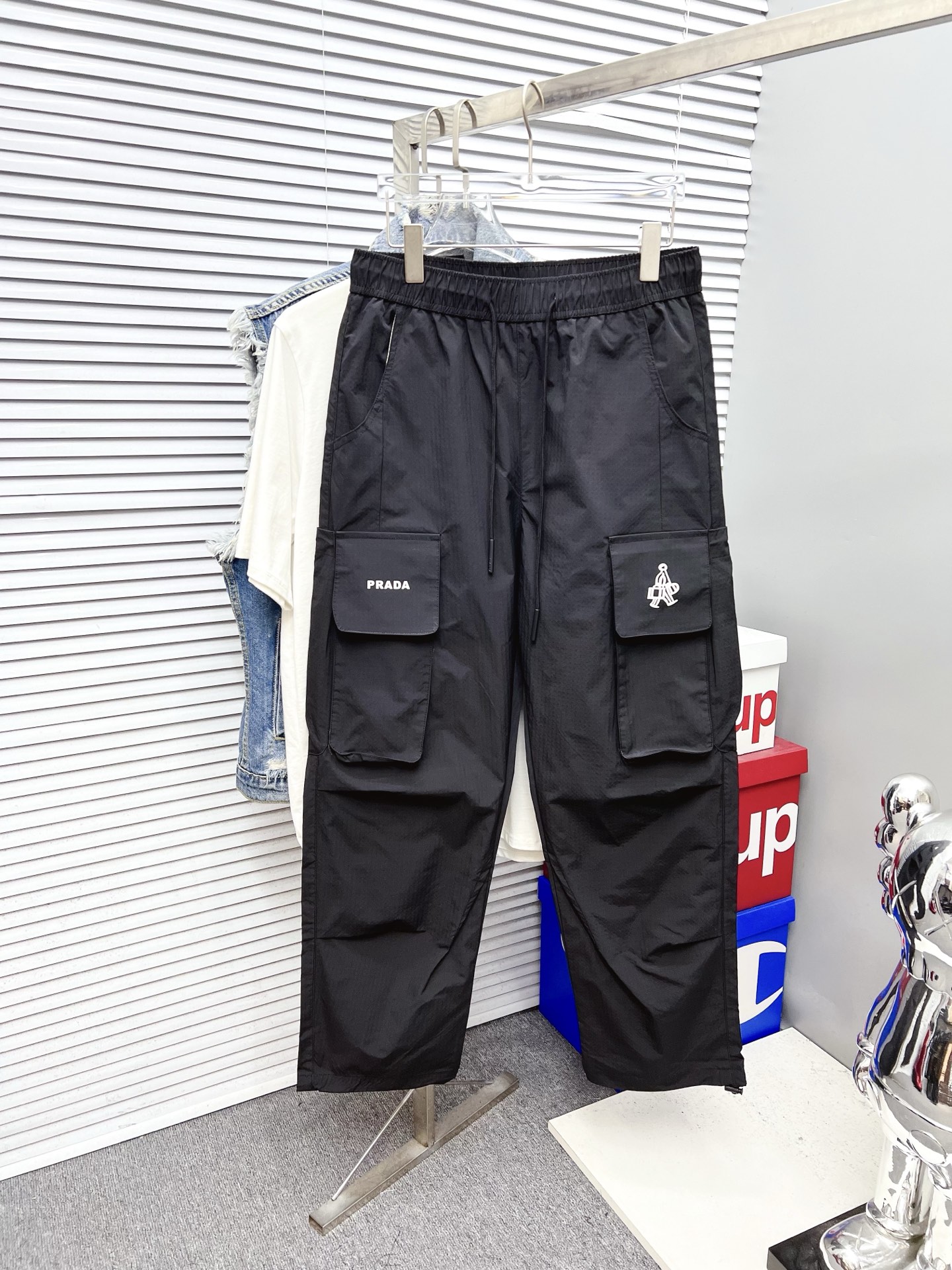 NO:521096,PRADA 2025ss Spring and Summer New Styles New Styles Men's Working Leisure Pants, Business Leisure Styles!  !  The fabric is important!  Baby's skin is smooth!  !  Customer supplies fixed fabrics, and you can find that they are very smooth fabrics, soft and skin-friendly. The upper body is crisp and stylish, and the surface has a warm and shiny feeling. It is high-end and textured. The upper body is very distinctive, with classic brand logo embellishment, elegant and natural style, moderate thickness, suitable for early spring wear, and the hardware and accessories are all in all quality!  A model that is very practical for both business and casual wear. Size M-2XL, prada, prada, alexander wang19860909PRADA 普拉达 2025ss春夏新款新款男士工装休闲裤、商务休闲款！！重在面料！婴儿肌肤般的柔滑！！客供定织料,入手便知极具柔滑面料,手感柔软亲肤,上身挺括有型,表面又有着温润的光泽感,高档而显质感,经典细节处理,上身很有特点,经典品牌标识点缀,优雅自然的版型,厚度适中,适合早春穿着,五金辅料全品相！商务休闲都很实穿的一款.尺码M-2XL,,prada,prada,alexander wang,Men's clothing